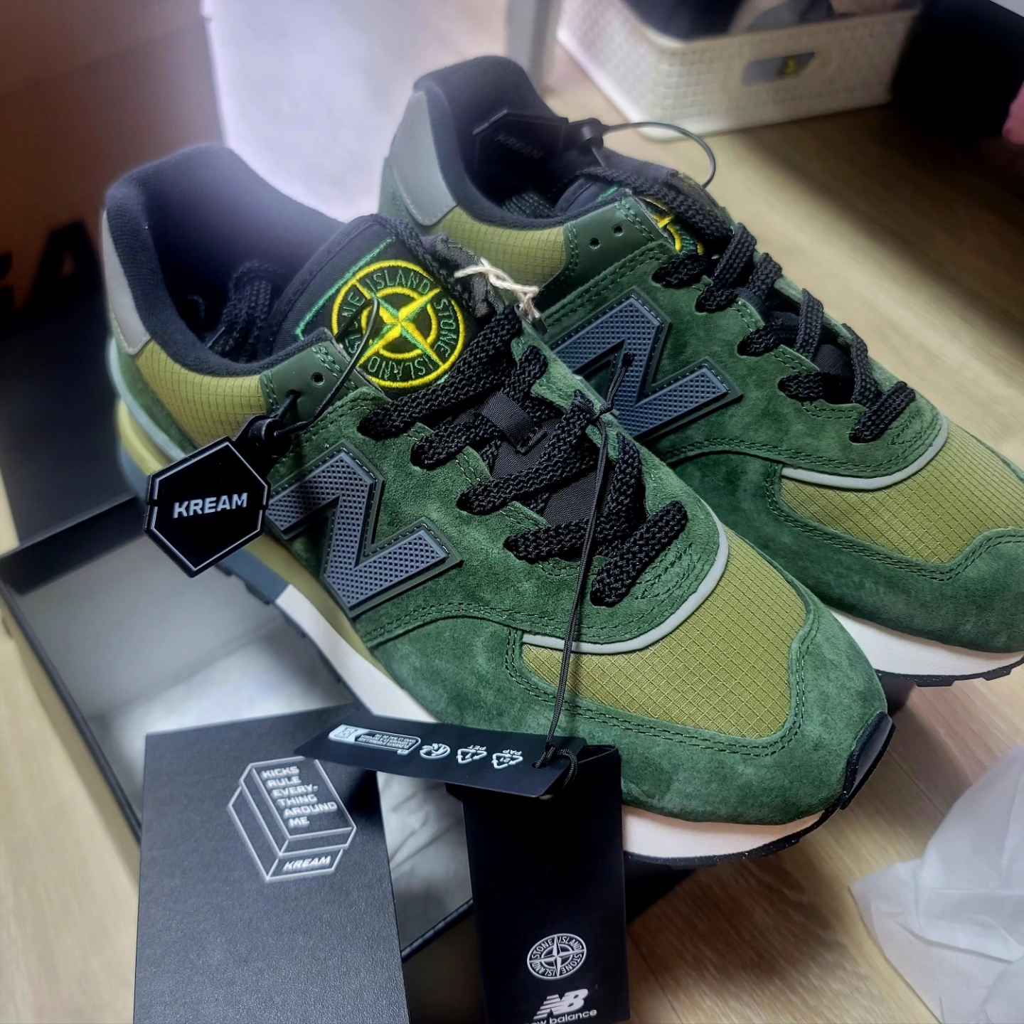 New Balance x Stone Island 574 Legacy Dark Green 착용 스타일 - 1