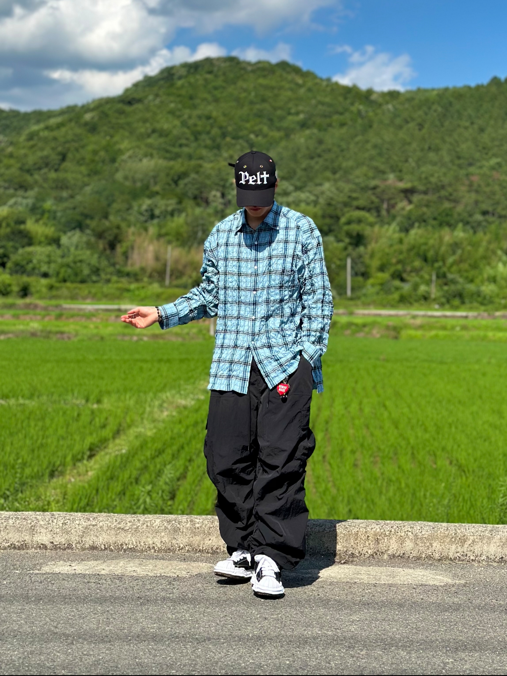 Maison Mihara Yasuhiro Blakey OG Sole Canvas Low-top Sneakers Black White, Human Made Heart Keyring Red 착용 스타일 - 4