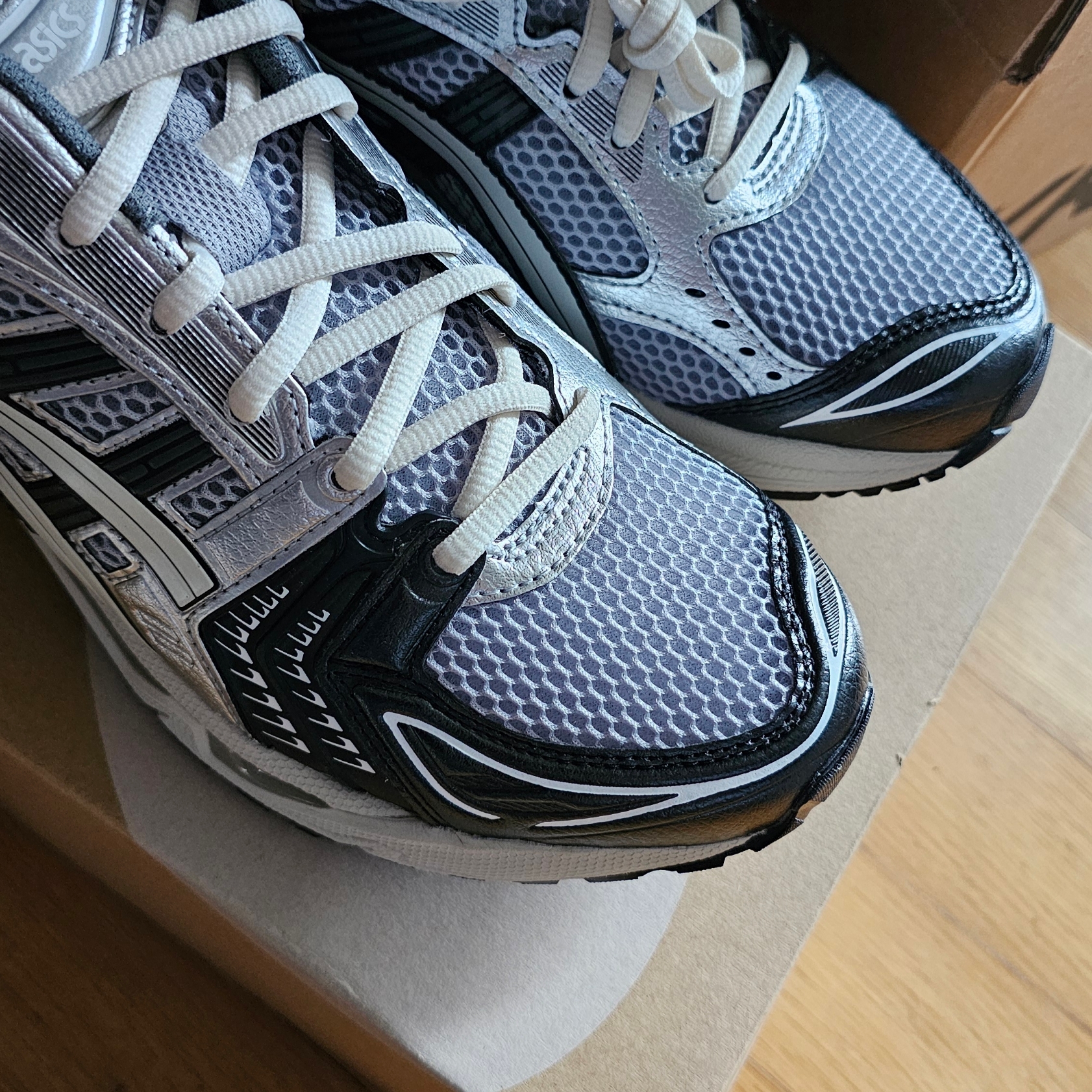 Asics Gel-Kayano 14 Black Glacier Grey 착용 스타일