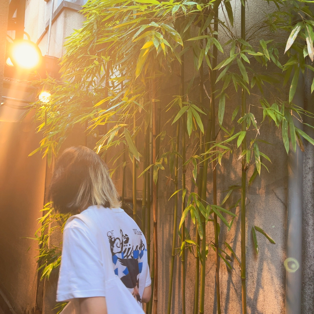 Stussy x Off-White 40 WT T-Shirt, Maison Kitsune Tricolor Fox Tote Bag White 착용 스타일 - 2