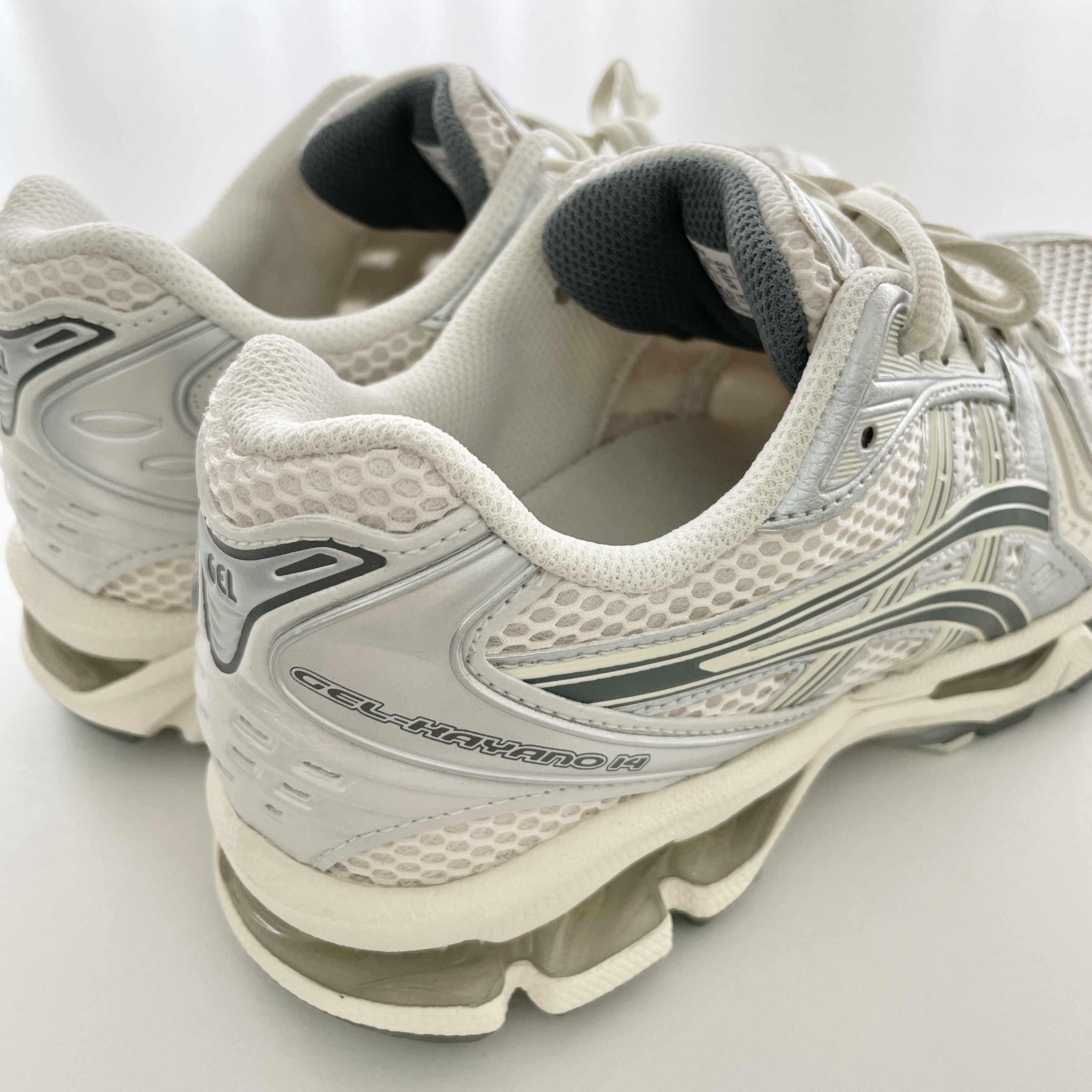Asics Gel-Kayano 14 Birch Dark Pewter 착용 스타일 - 5