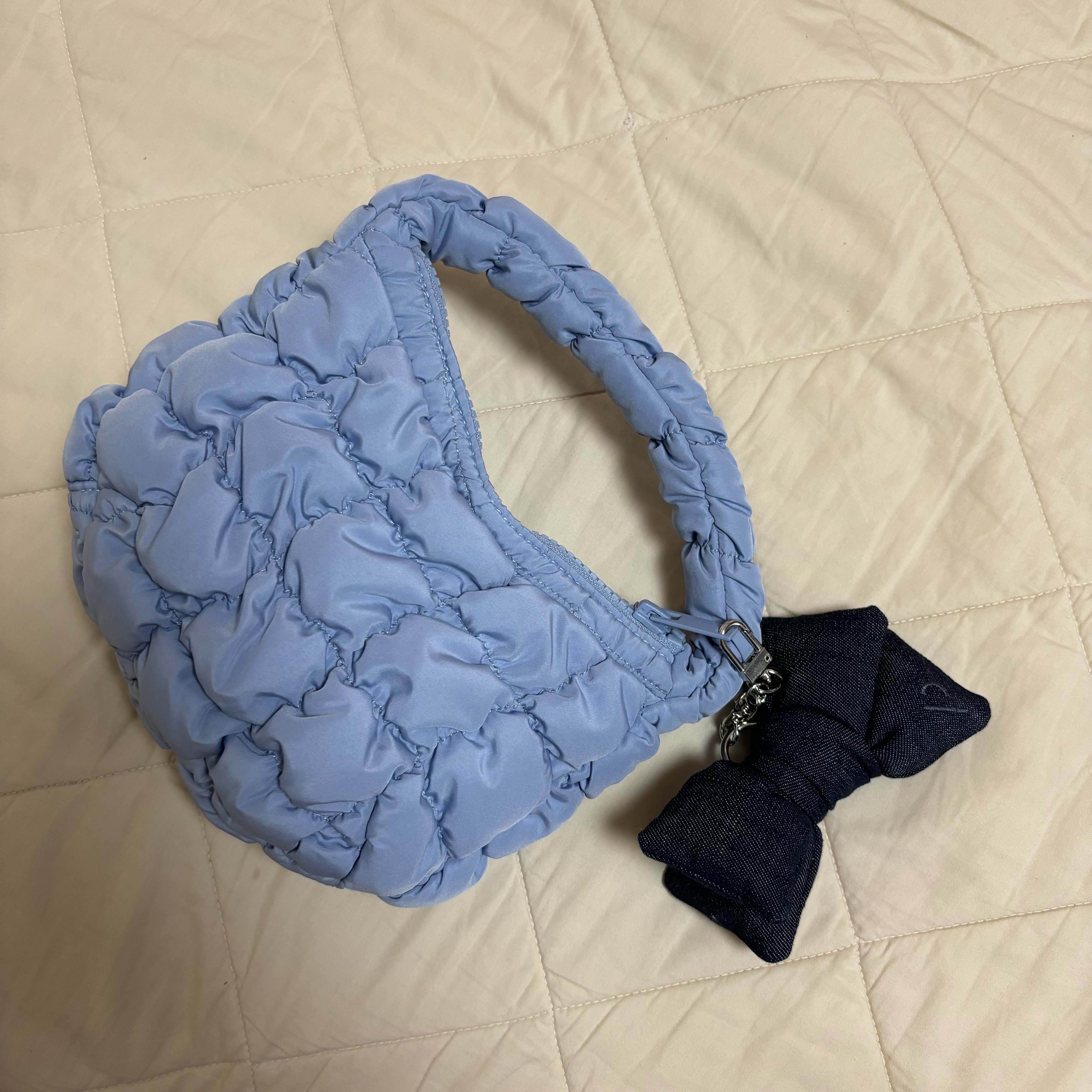 COS Quilted Micro Bag Blue, [KREAM 단독] PVCS x Bloomingtale Ribbon Denim Keyring Raw Denim 착용 스타일 - 1