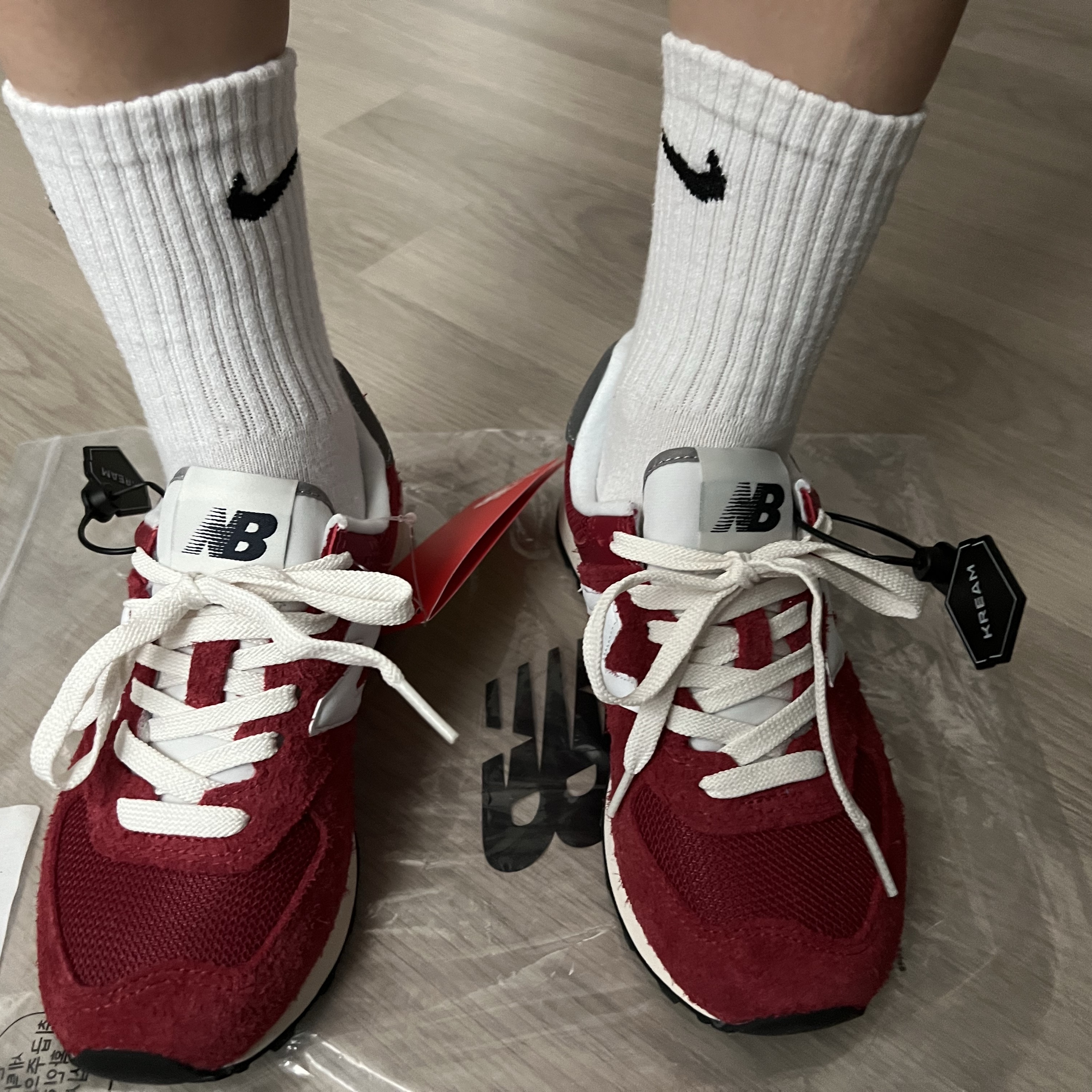 New Balance 574 Heritage Red 착용 스타일 - 3