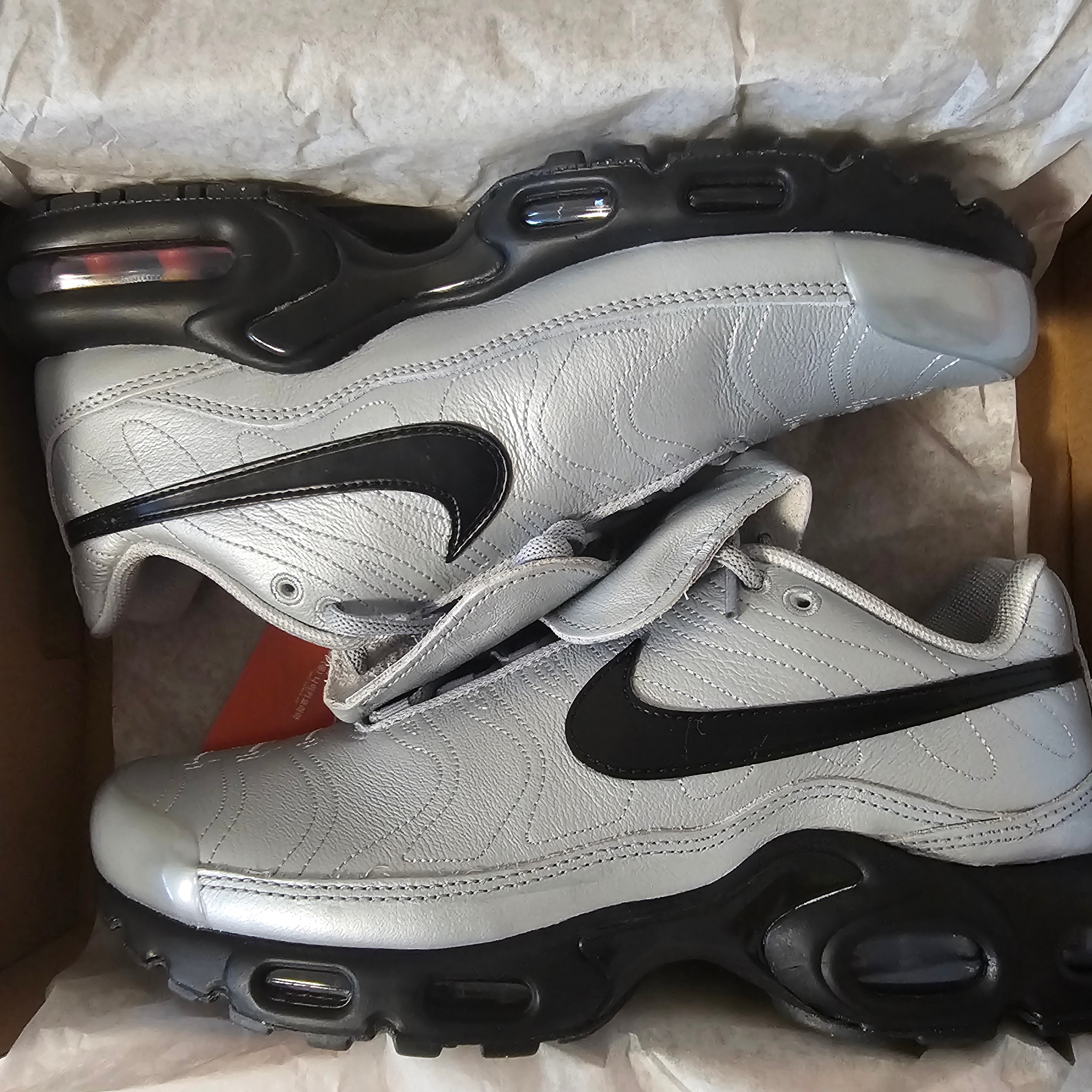Nike Air Max Plus TNPO Wolf Grey and Black 착용 스타일