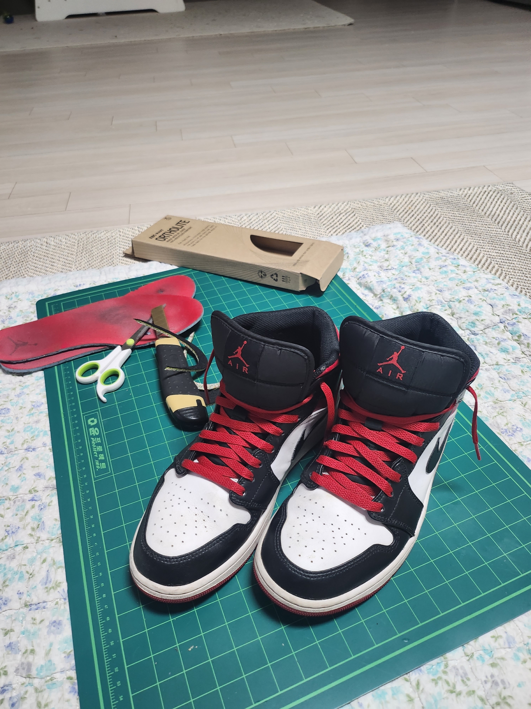 Jordan 1 Mid White Gym Red 착용 스타일 - 1
