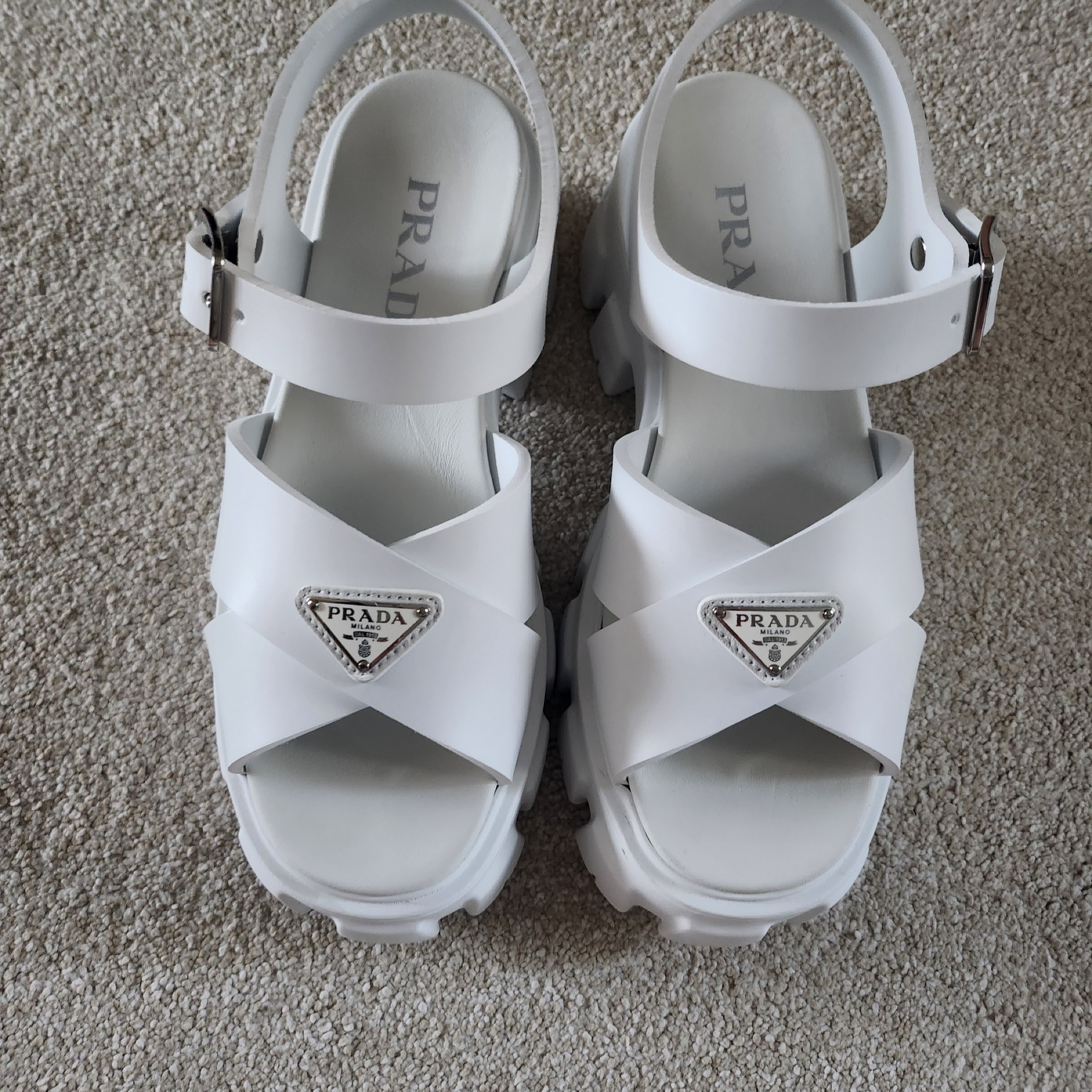 (W) Prada Monolith Rubber Sandals White 착용 스타일