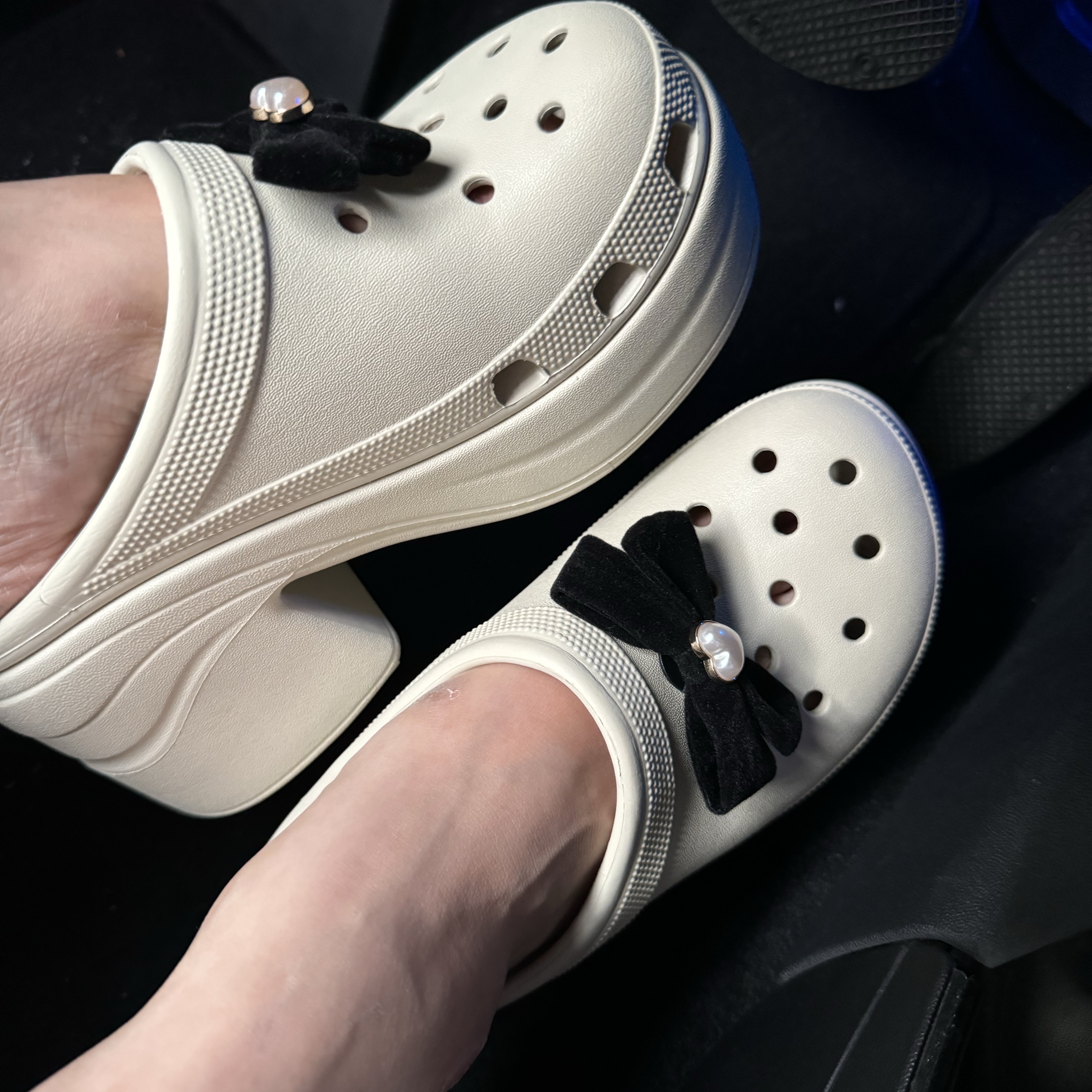 Crocs Siren Clog Hyper Pink 착용 스타일 - 2