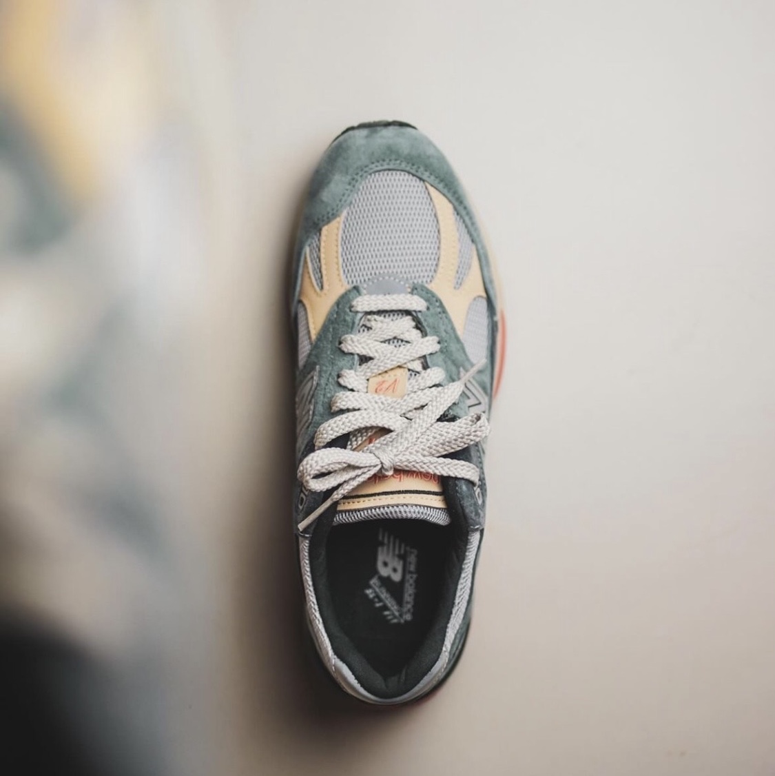 New Balance 991v2 Made in UK Blue Silver 착용 스타일 - 8