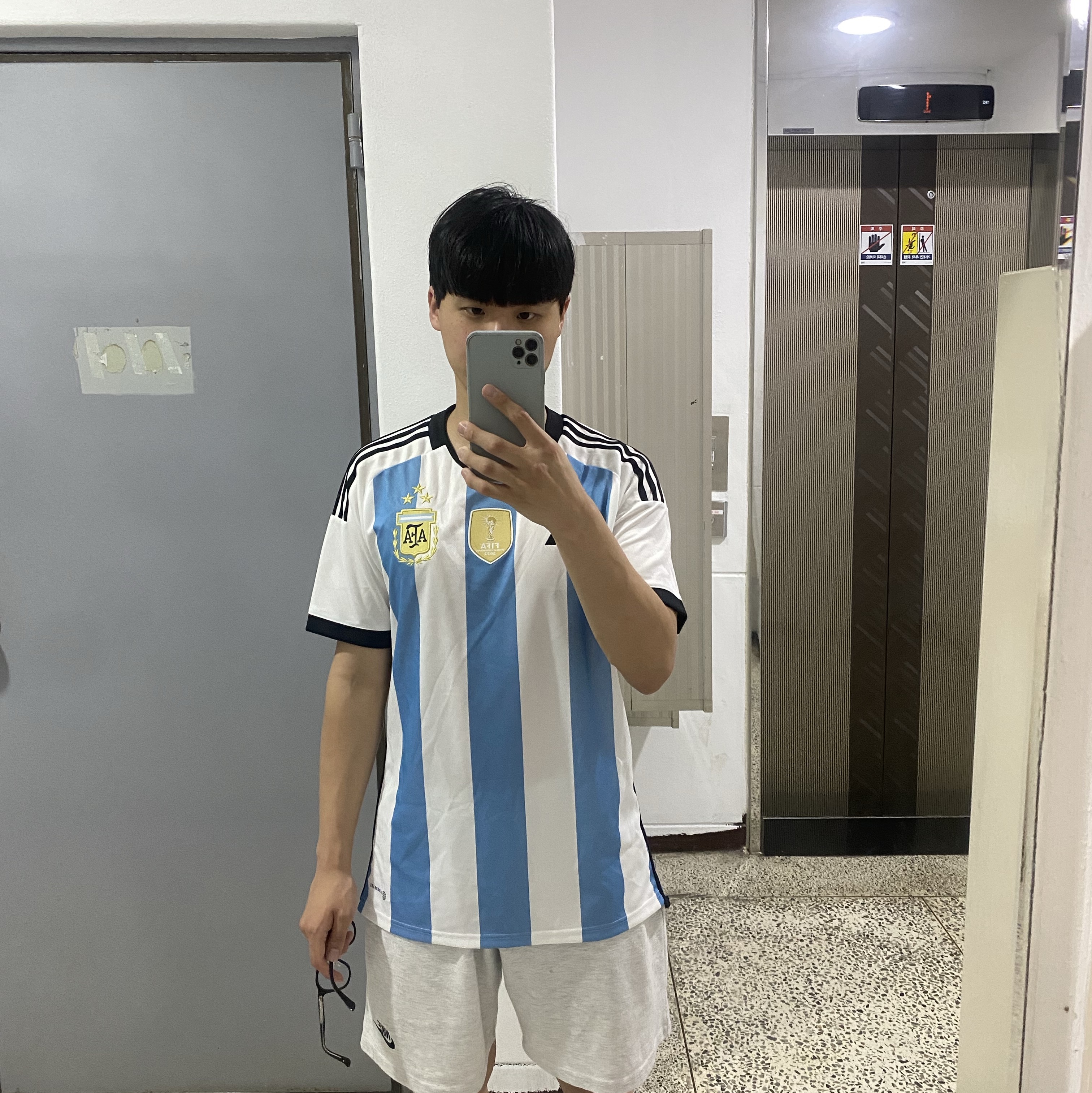 Adidas Argentina Home Jersey 2022 Winners 3-Star White Light Blue - US Sizing (Non Marking Ver.) 착용 스타일