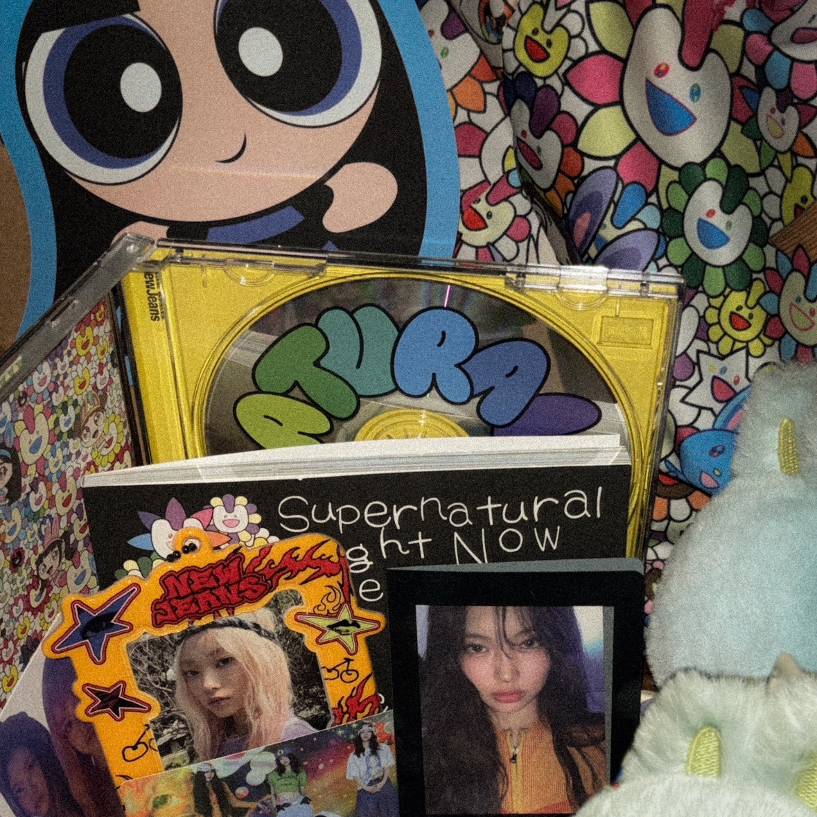 NewJeans Supernatural NJ x Murakami Drawstring Bag Ver., NewJeans How Sweet Photo Card Holder Keyring Haerin 착용 스타일 - 1