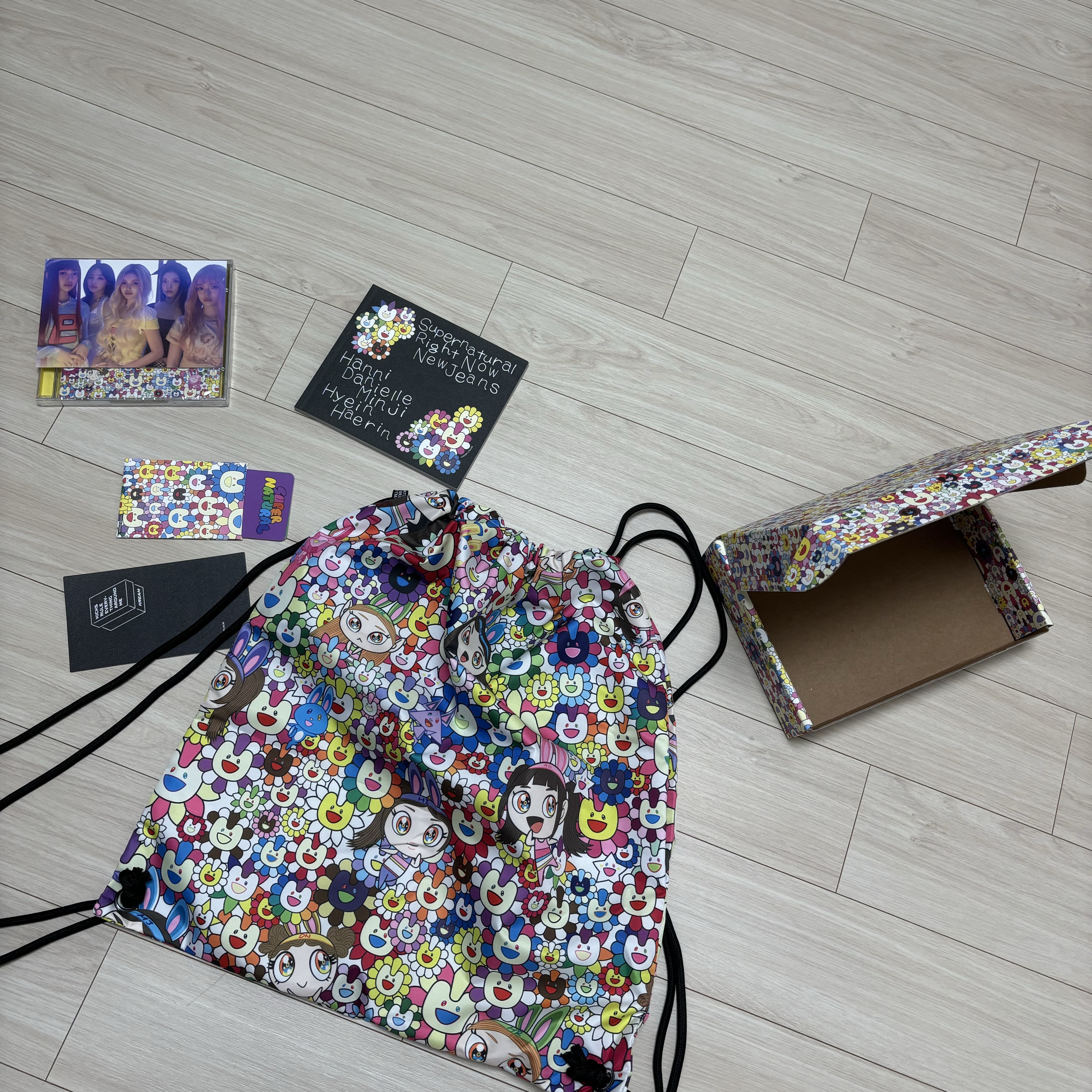 NewJeans Supernatural NJ x Murakami Drawstring Bag Ver. 착용 스타일