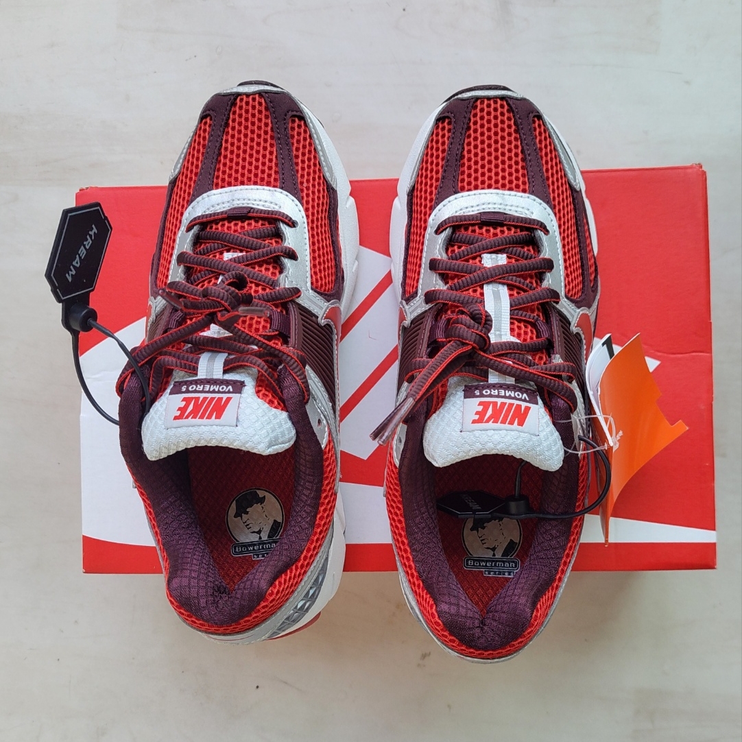 (W) Nike Zoom Vomero 5 Mystic Red and Platinum 착용 스타일 - 1