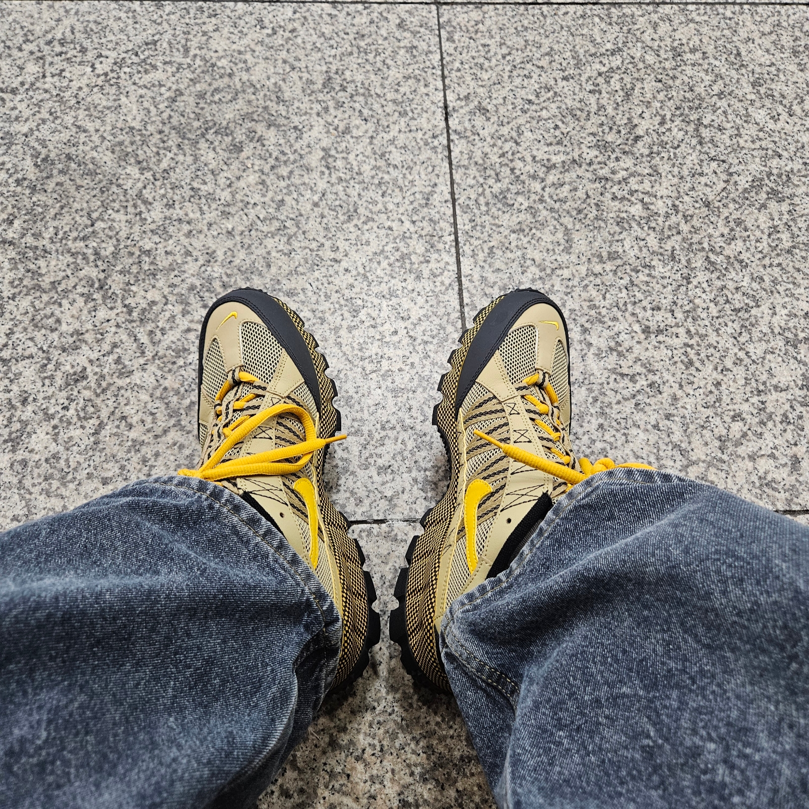 Nike Air Humara Wheat Grass 착용 스타일