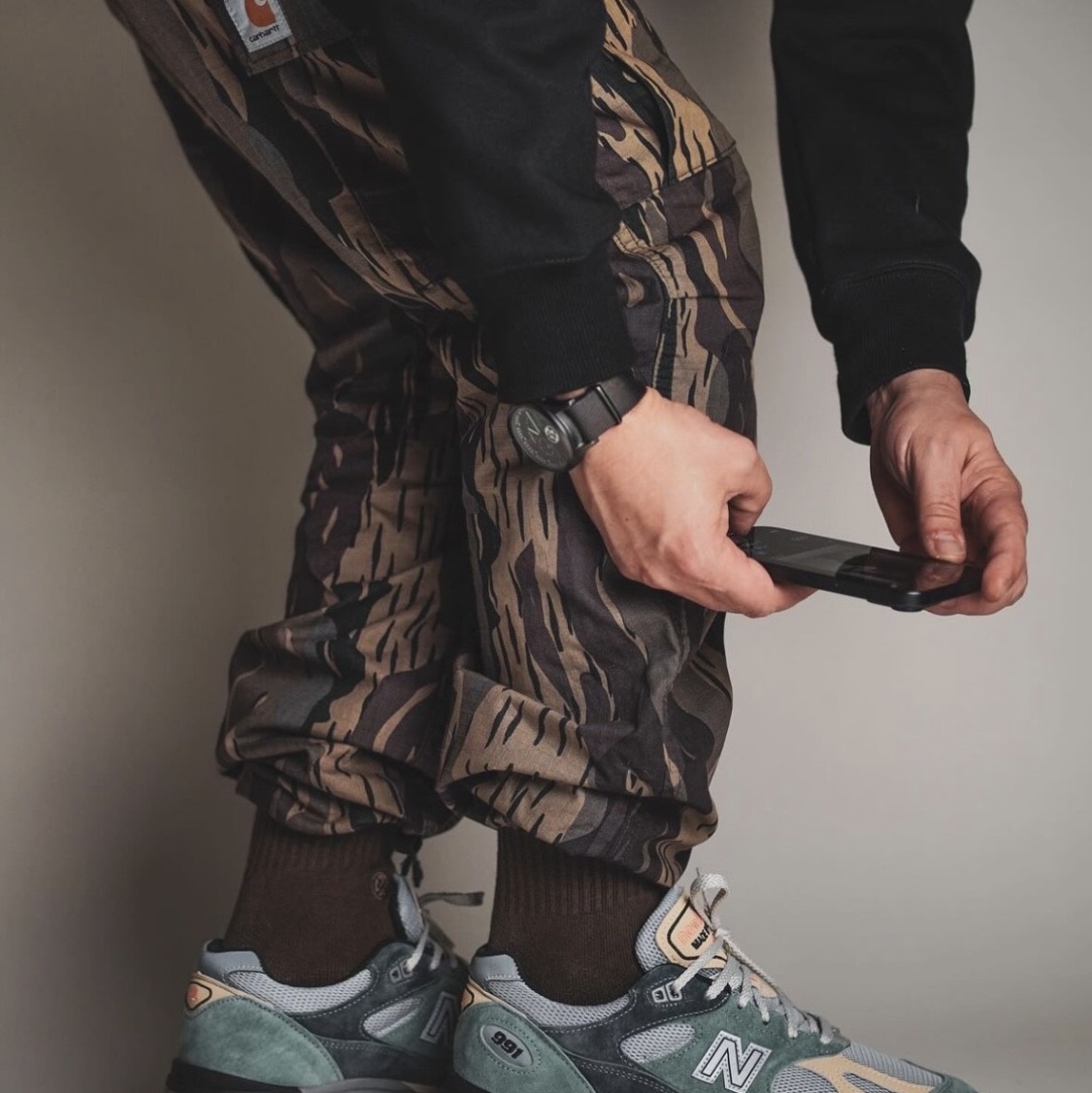 New Balance 991v2 Made in UK Blue Silver 착용 스타일 - 3