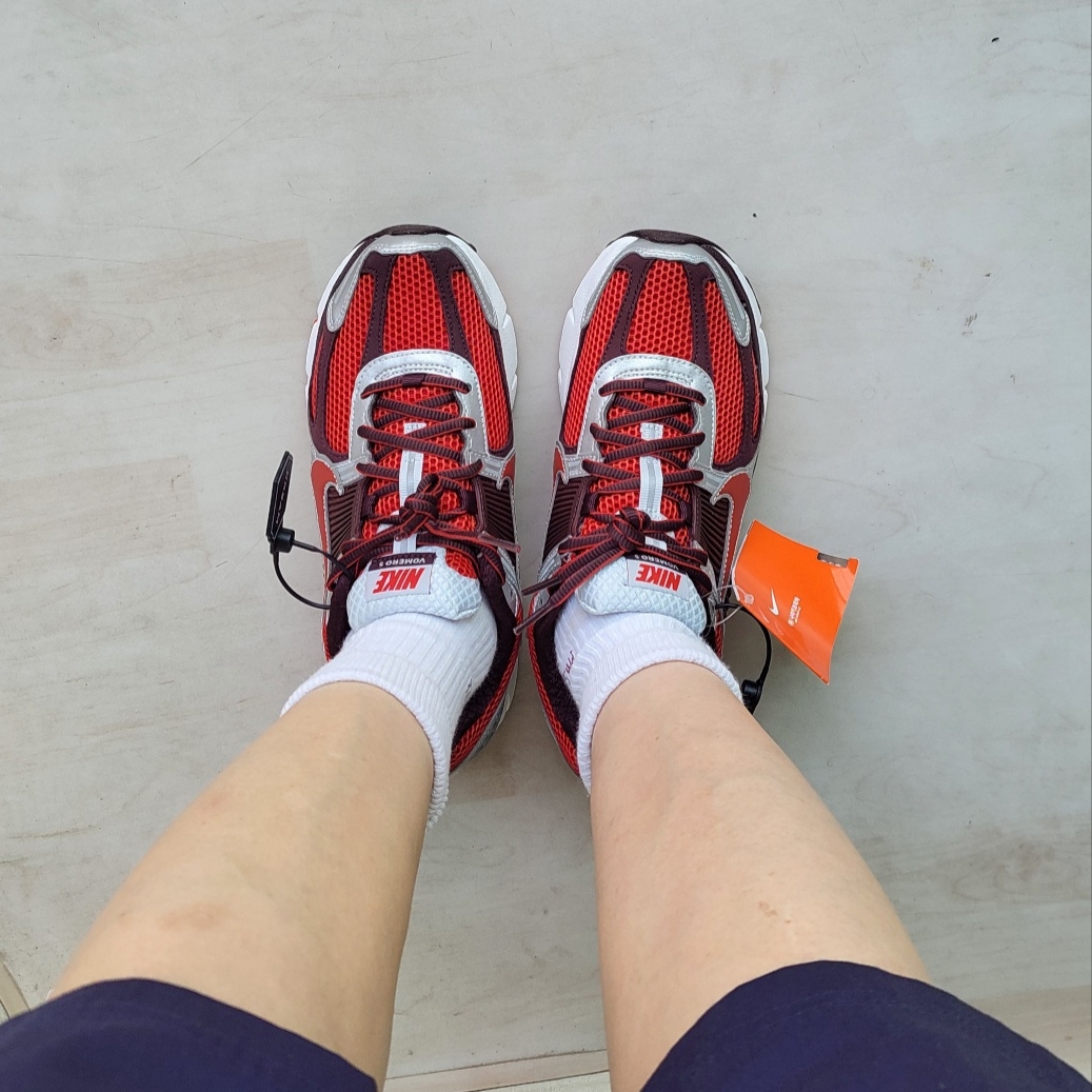 (W) Nike Zoom Vomero 5 Mystic Red and Platinum 착용 스타일 - 2