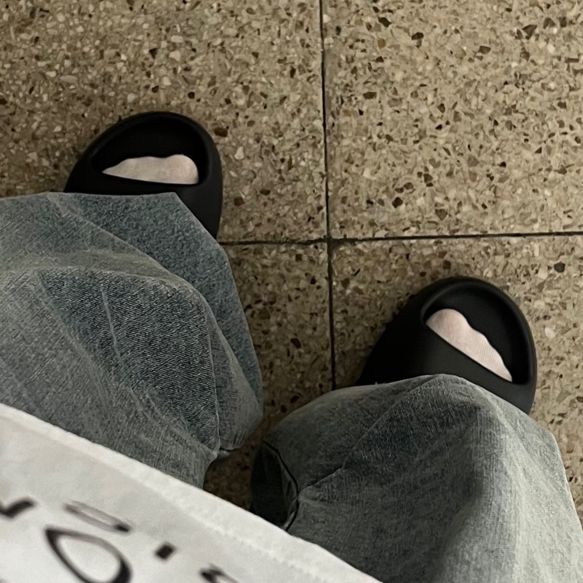 Adidas Yeezy Slide Onyx 착용 스타일