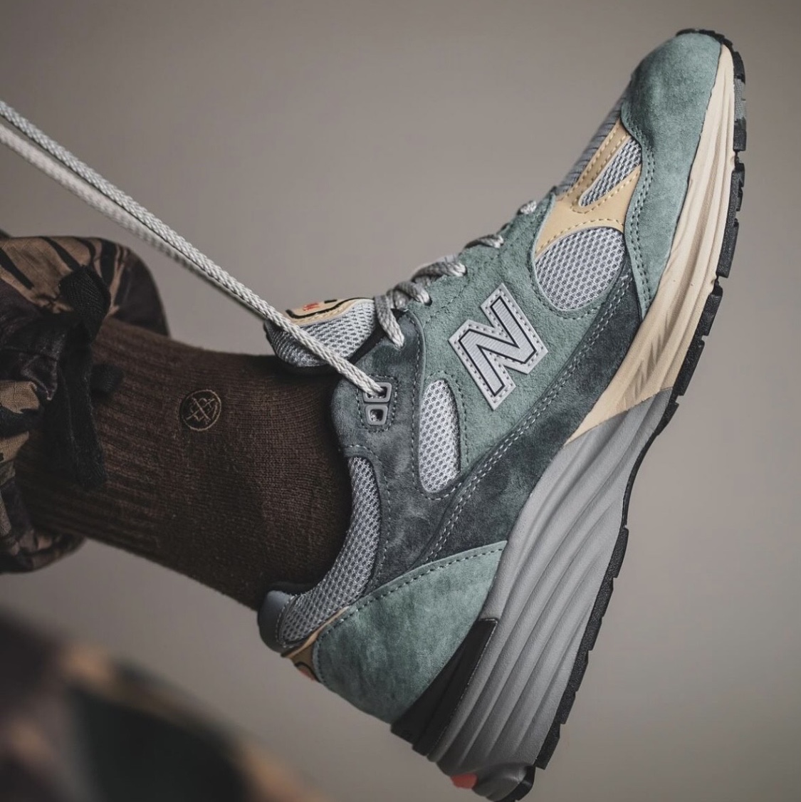 New Balance 991v2 Made in UK Blue Silver 착용 스타일 - 4