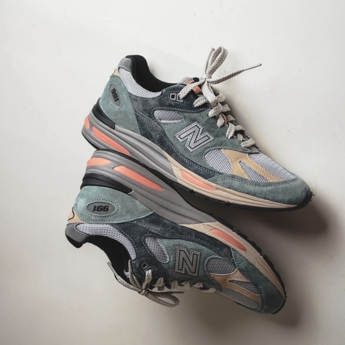 New Balance 991v2 Made in UK Blue Silver 착용 스타일 - 9