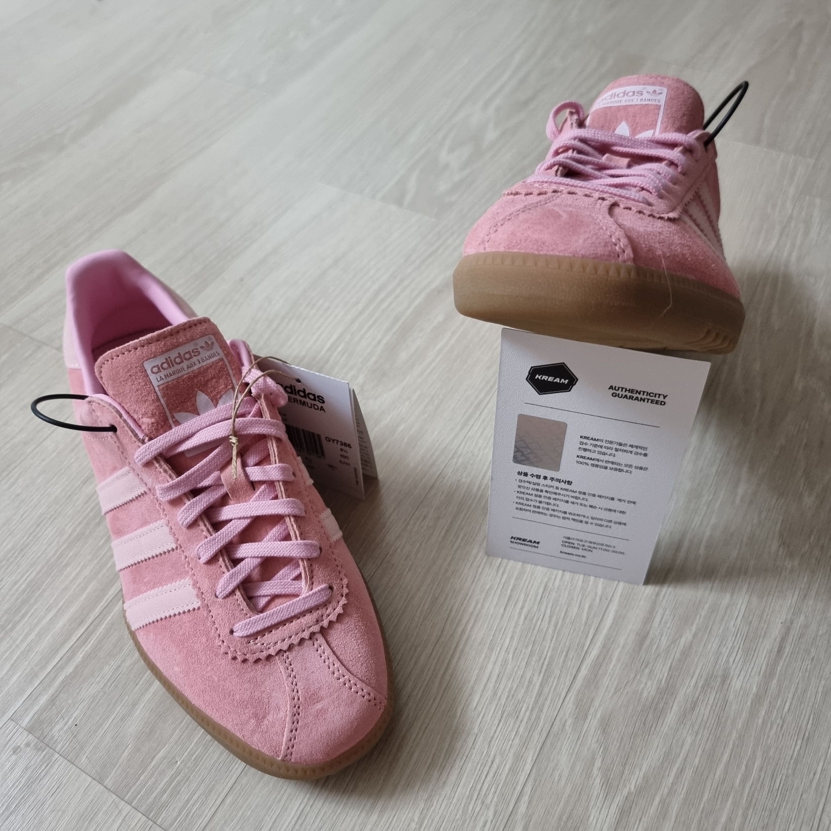 Adidas Bermuda Glow Pink 착용 스타일
