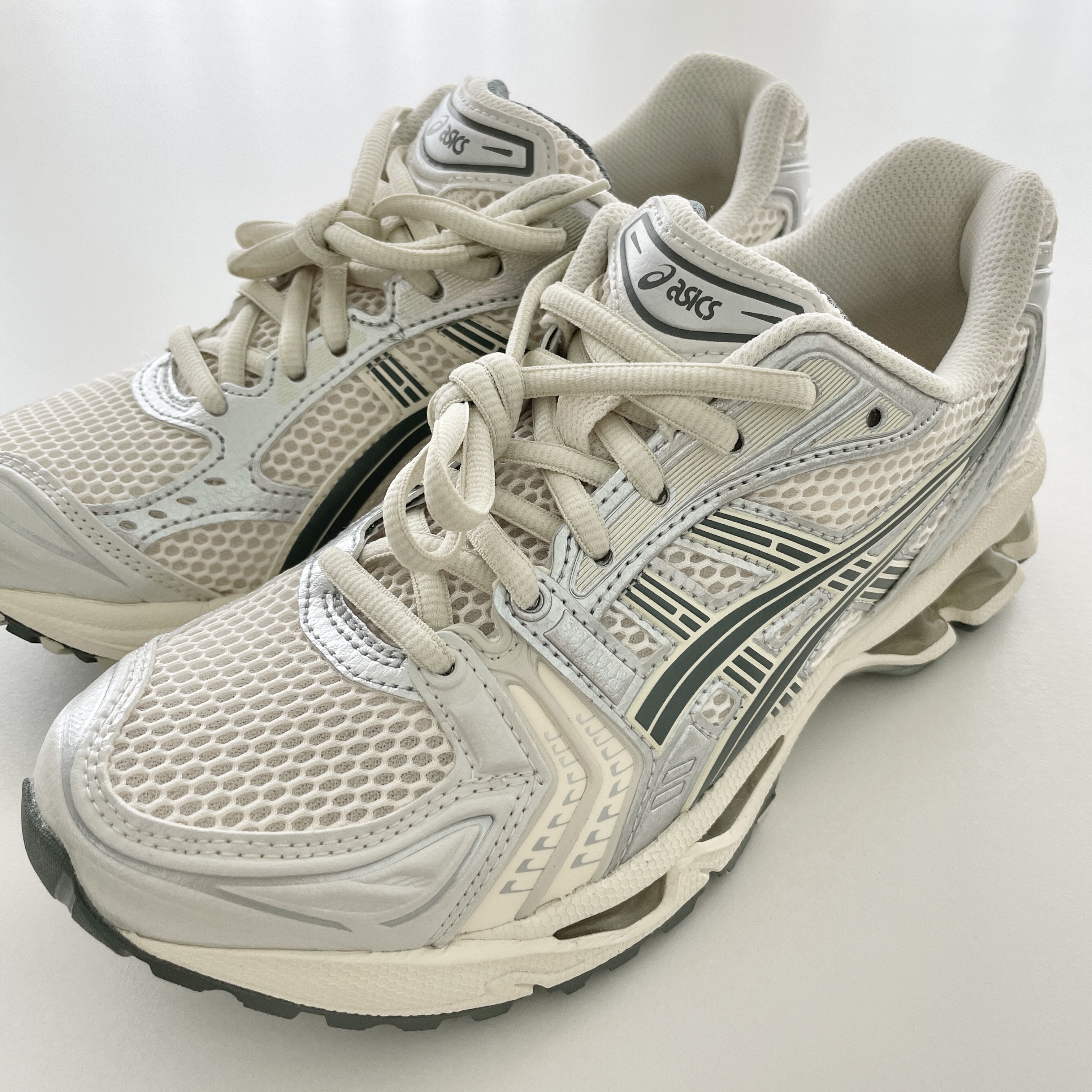 Asics Gel-Kayano 14 Birch Dark Pewter 착용 스타일 - 3