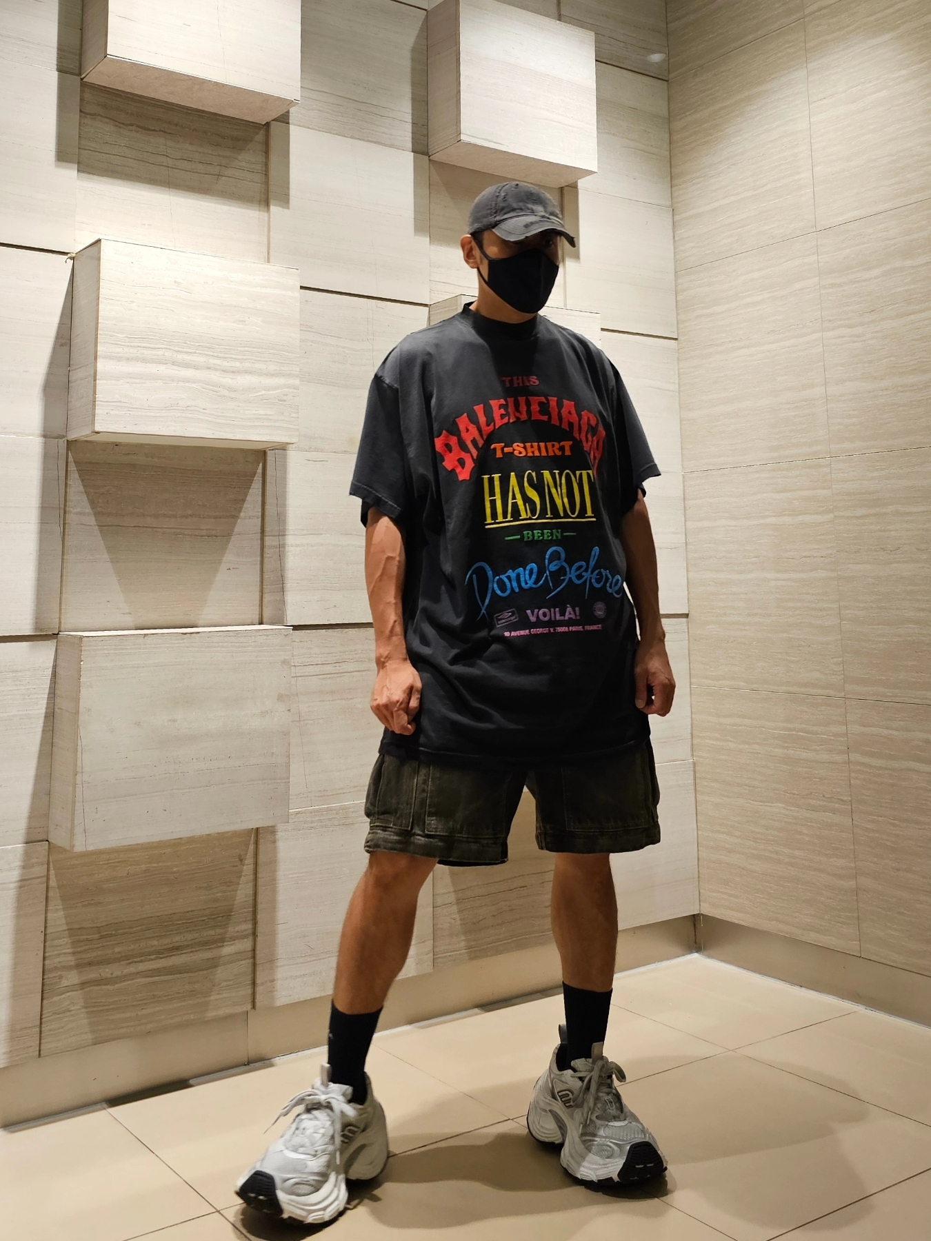 Balenciaga Not Been Done Oversized Vintage Jersey T-Shirt Black, Balenciaga Cargo Pants in Black 착용 스타일 - 2