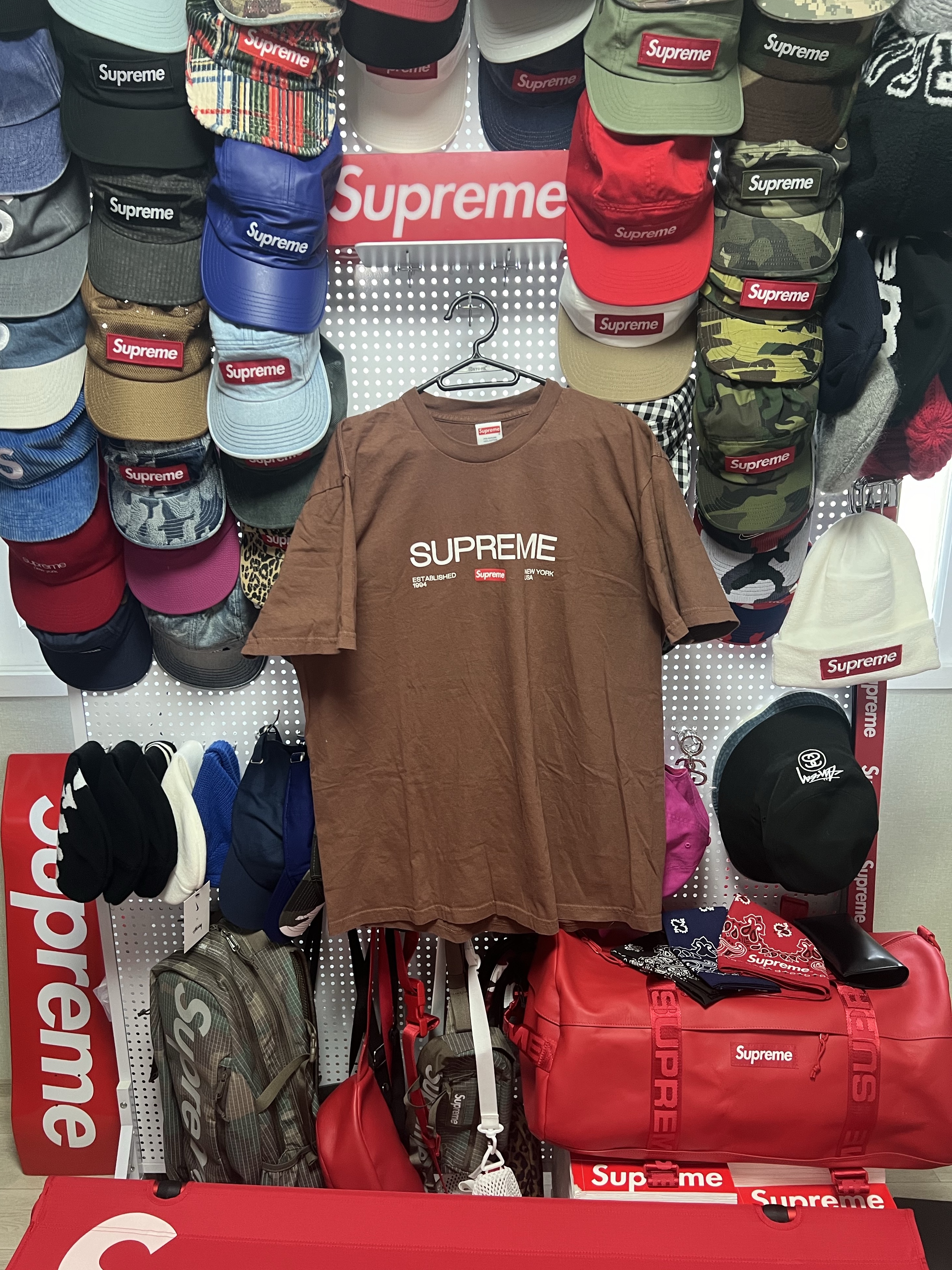 Supreme Est. 1994 T-Shirt Brown - 21FW 착용 스타일