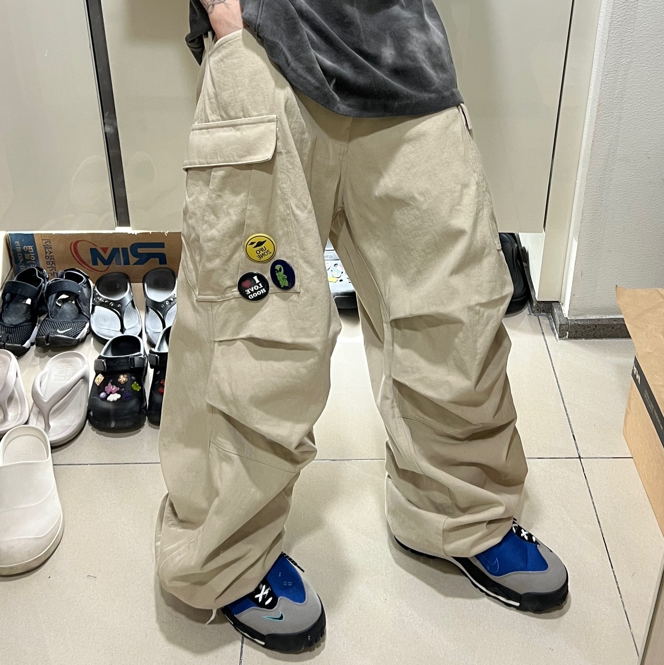 Nike x Sacai Magmascape SP Varsity Royal, Nonnod Side Zip Cargo Pants Beige 착용 스타일 - 1