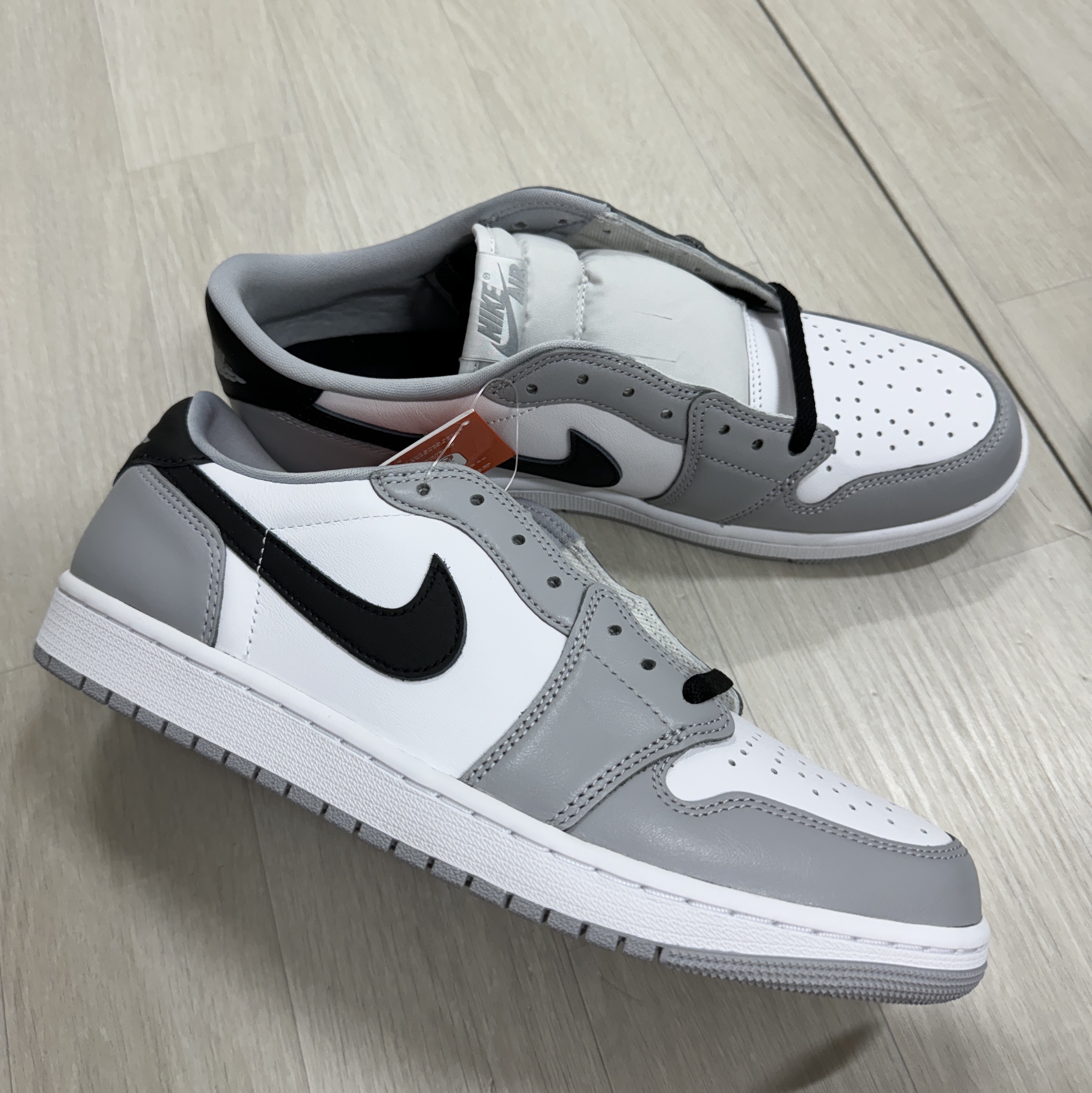 Jordan 1 Retro Low OG Wolf Grey and White, Jordan x Travis Scott Jumpman Jack TR Sail and Dark Mocha 착용 스타일 - 2