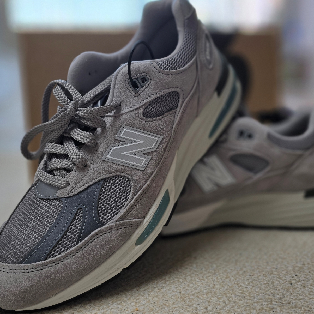 New Balance 991v2 Made in UK Rock Ridge Alloy Silver 착용 스타일 - 1