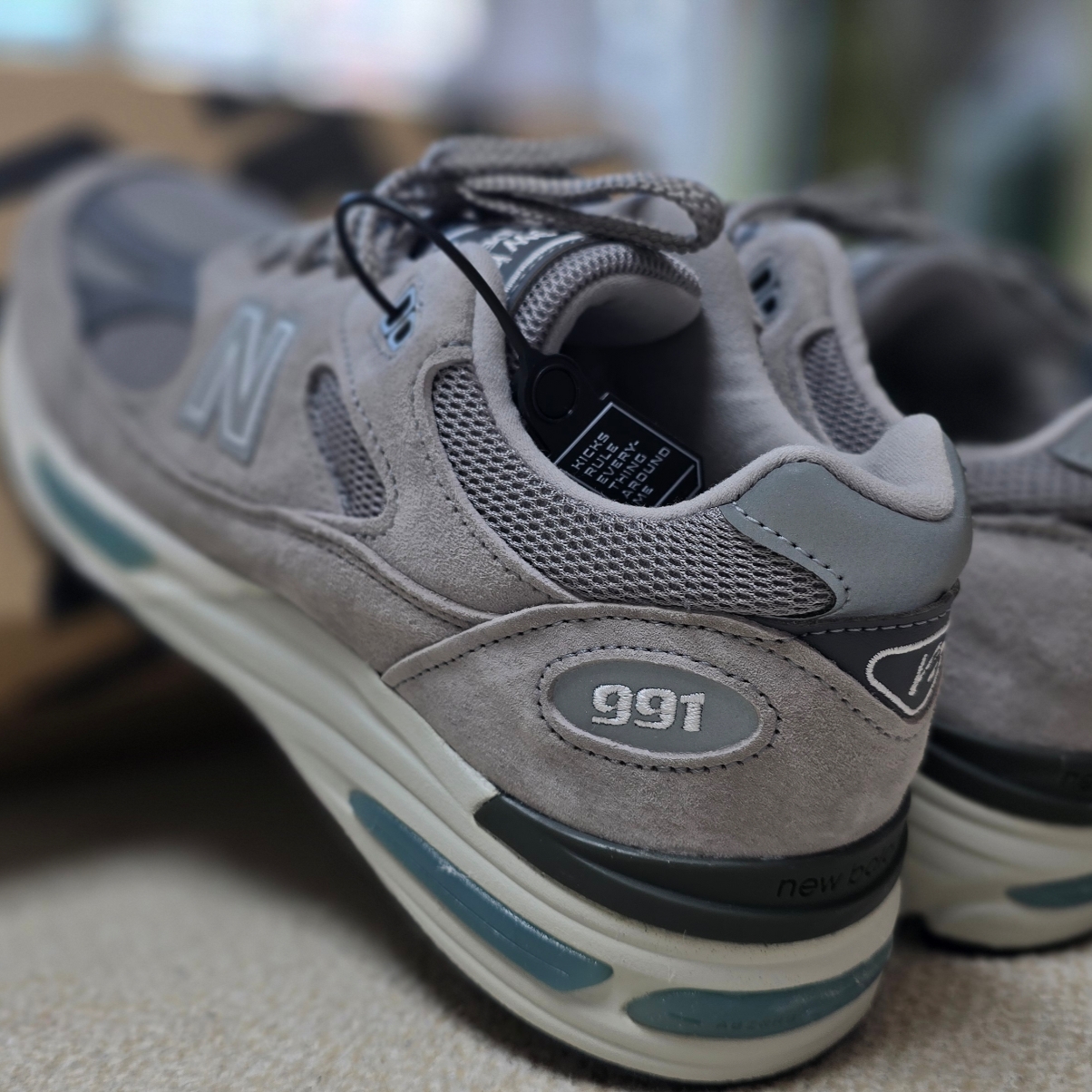 New Balance 991v2 Made in UK Rock Ridge Alloy Silver 착용 스타일 - 2