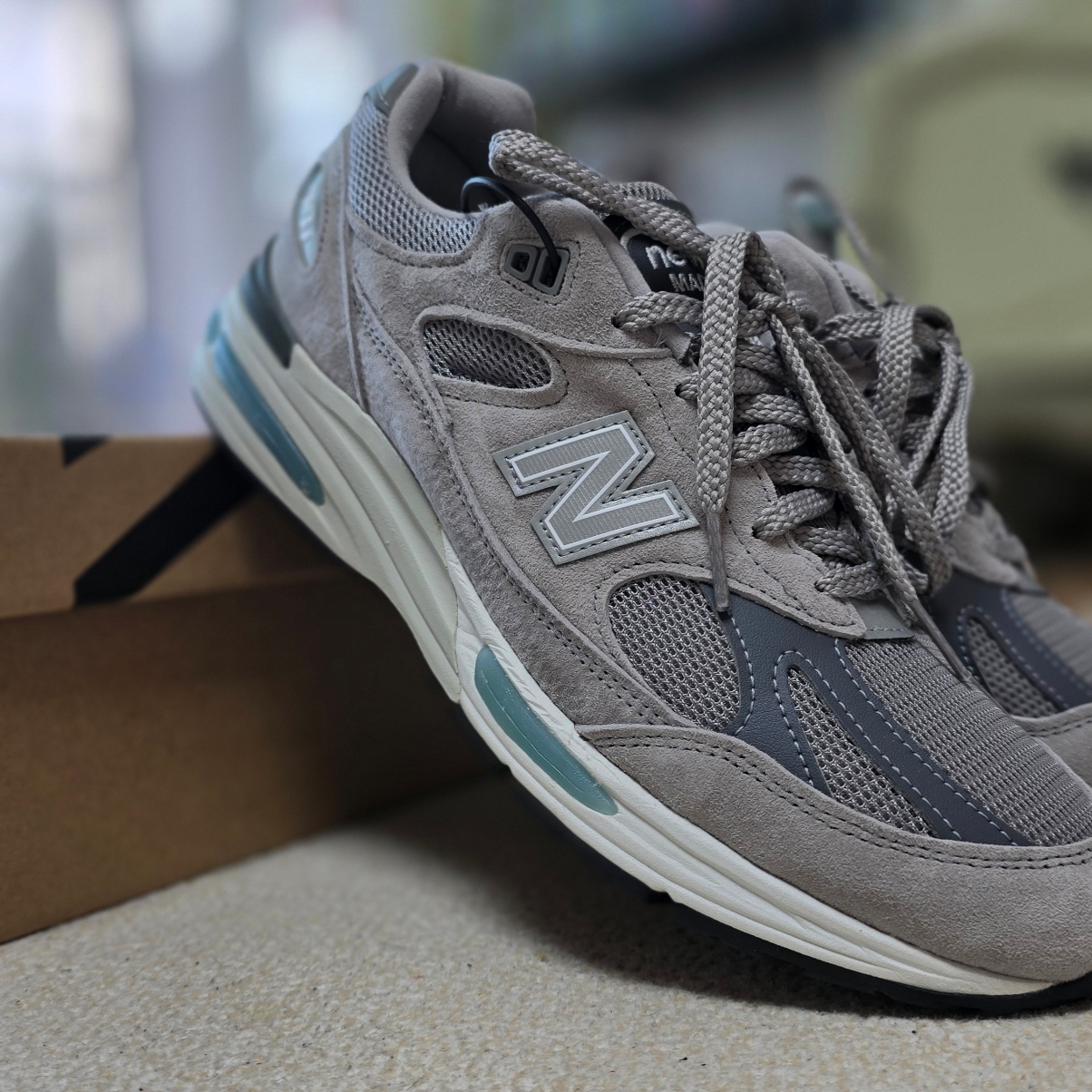 New Balance 991v2 Made in UK Rock Ridge Alloy Silver 착용 스타일 - 4