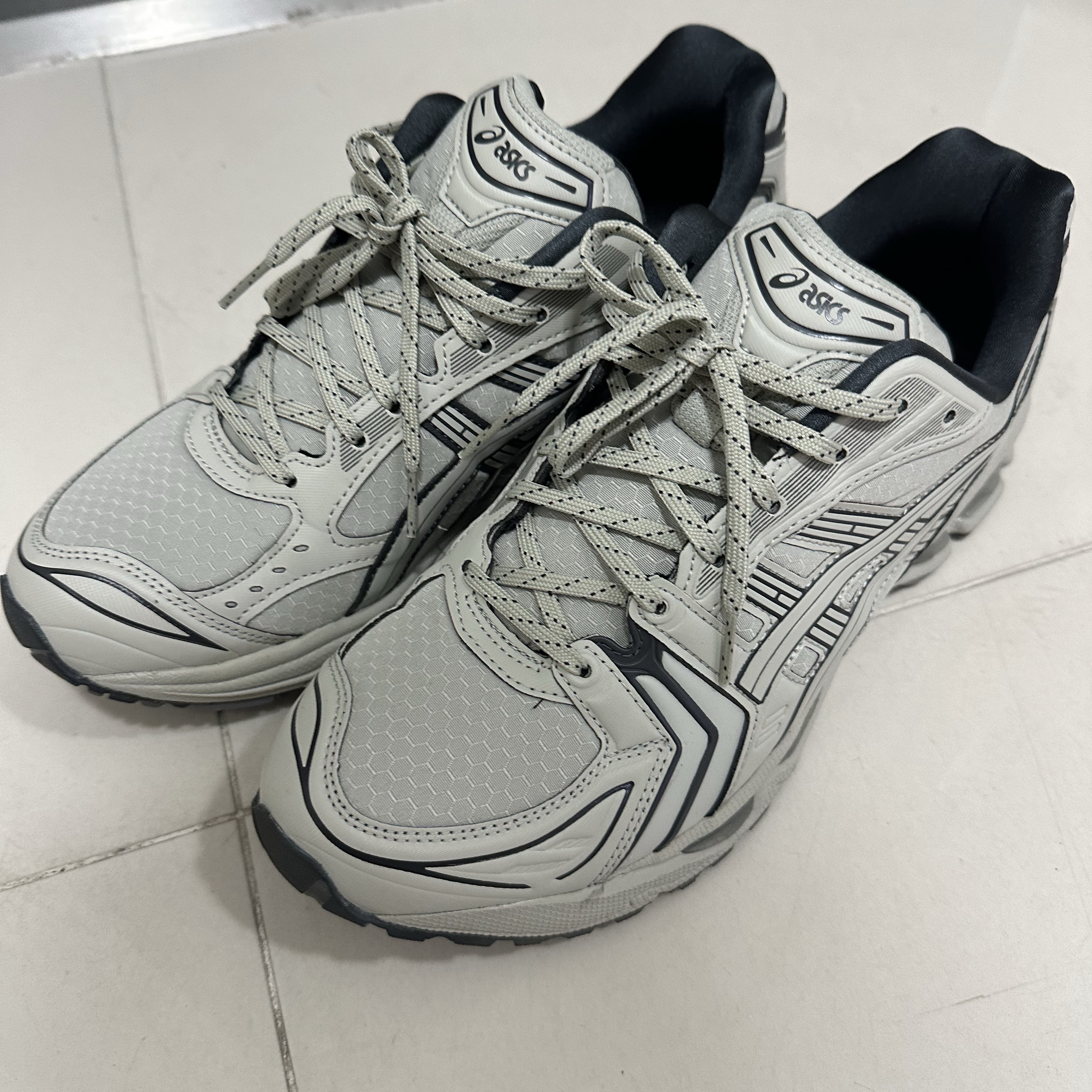 Asics Gel-Kayano 14 Earthenware Pack White Sage Graphite Grey 착용 스타일 - 1