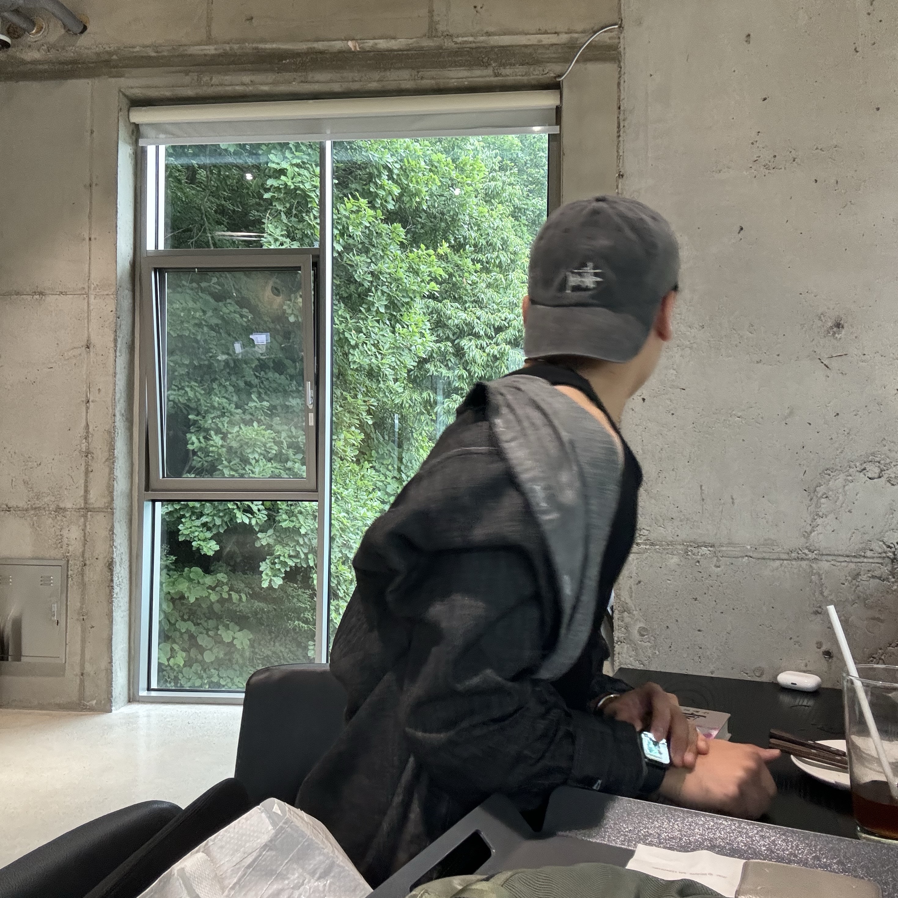 Hoka Bondi 7 Black, Stussy Washed Basic Low Pro Cap Charcoal 착용 스타일 - 4