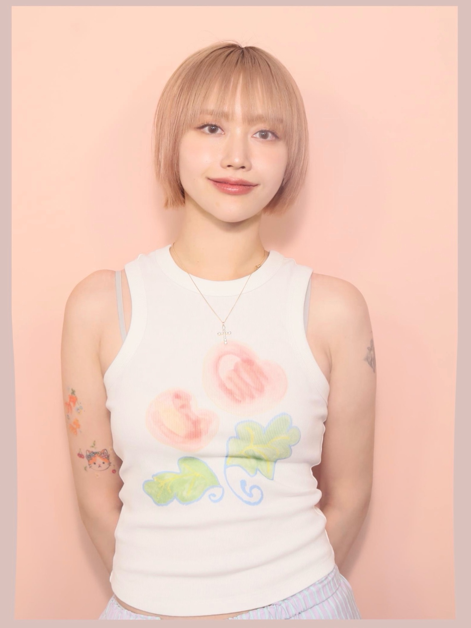 Numbering Round Brilliant Gradient Cross Necklace Gold 착용 스타일