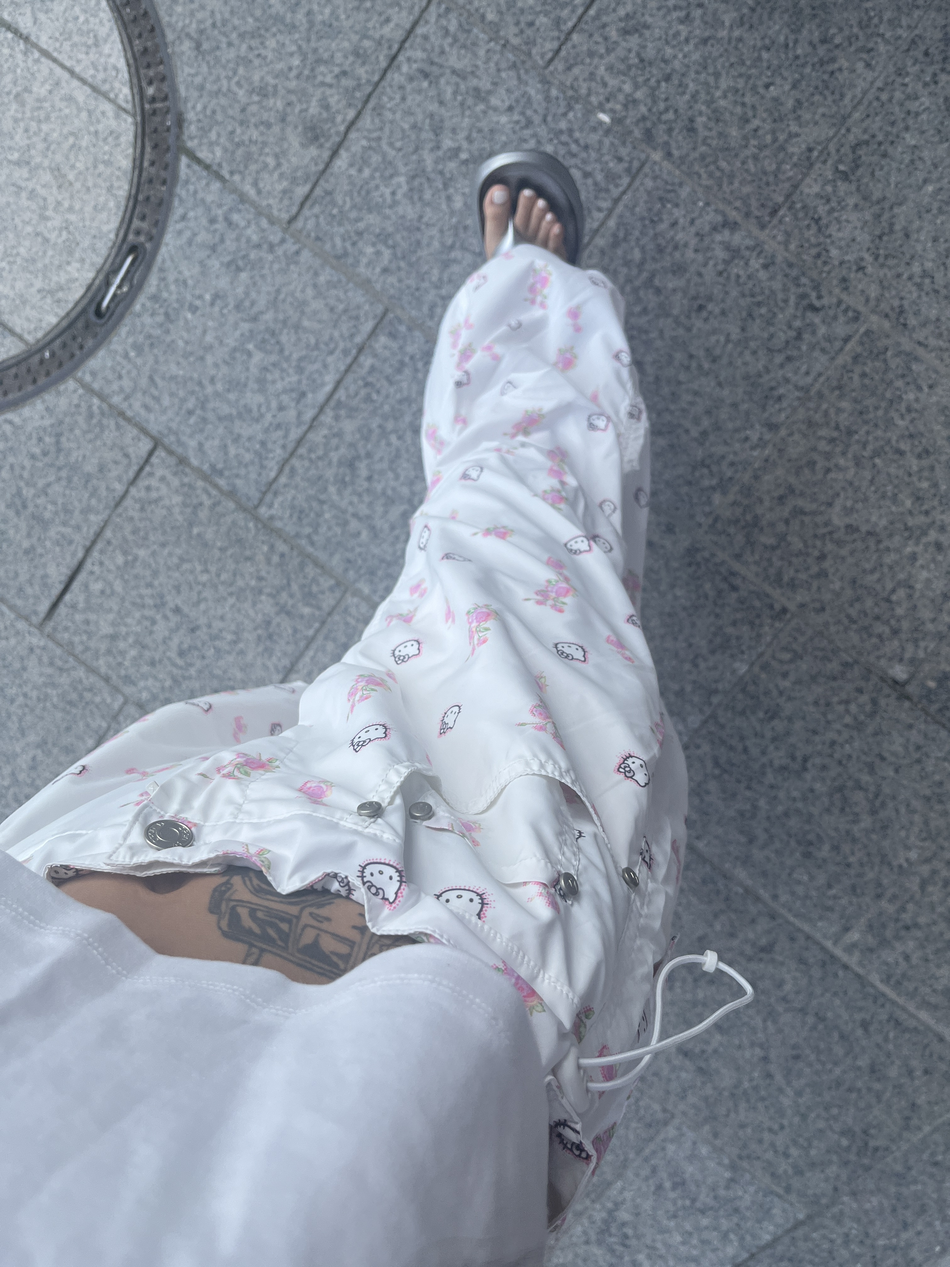 Open Yy x Hello Kitty Parachute Pants White, Taw&Toe x Low Classic Platform Flip Flop Silver 착용 스타일