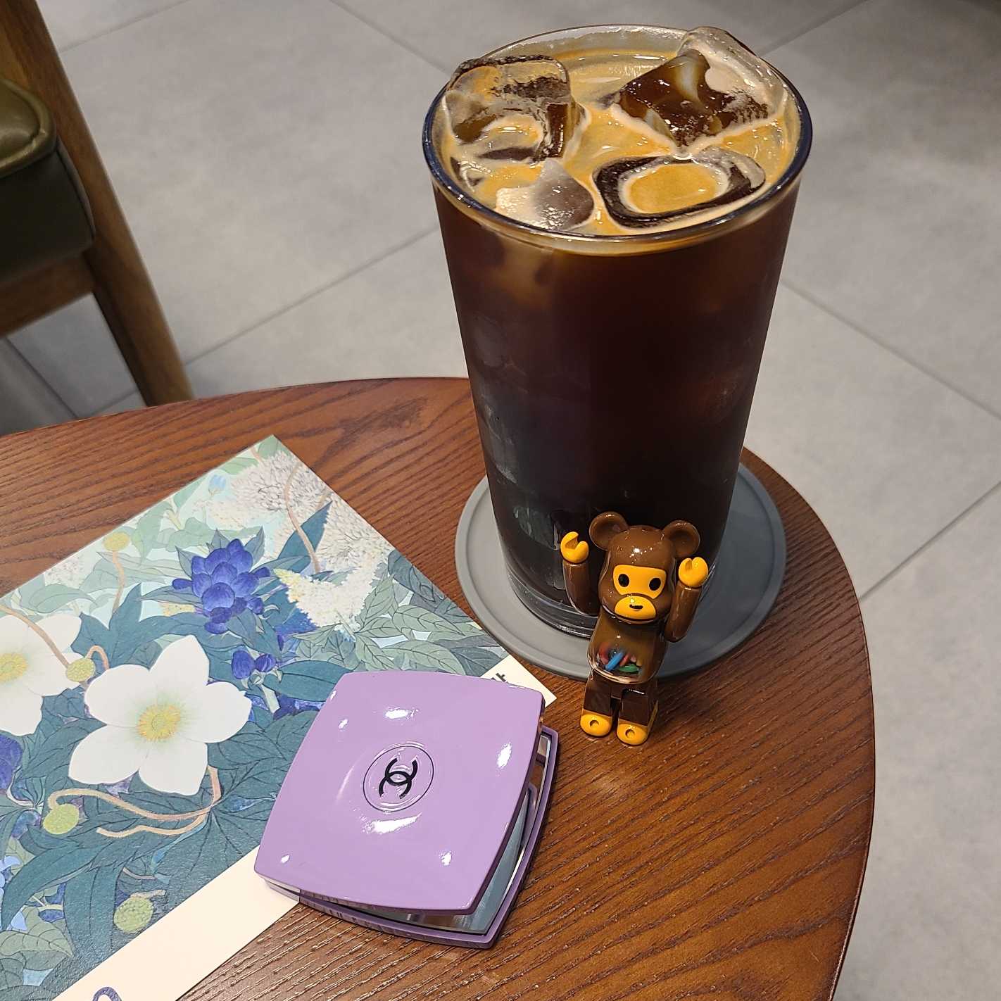 Chanel Codes Couleur Limited Edition Miroir Double Facettes 135 Immortelle, Bearbrick x BAPE Baby Milo and Banana 100% & 400% Set 착용 스타일 - 1