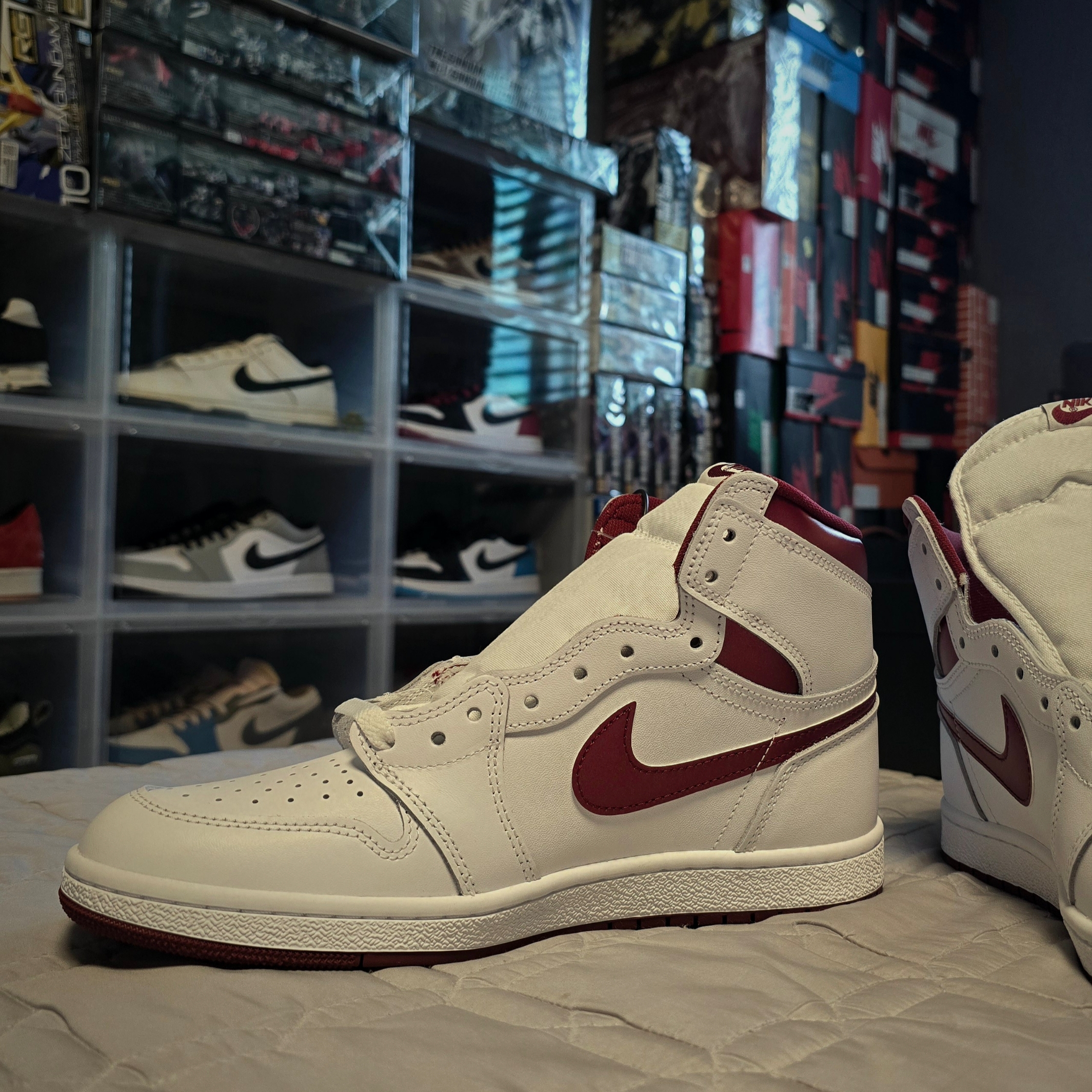 Jordan 1 High 85 Metallic Burgundy 착용 스타일 - 3