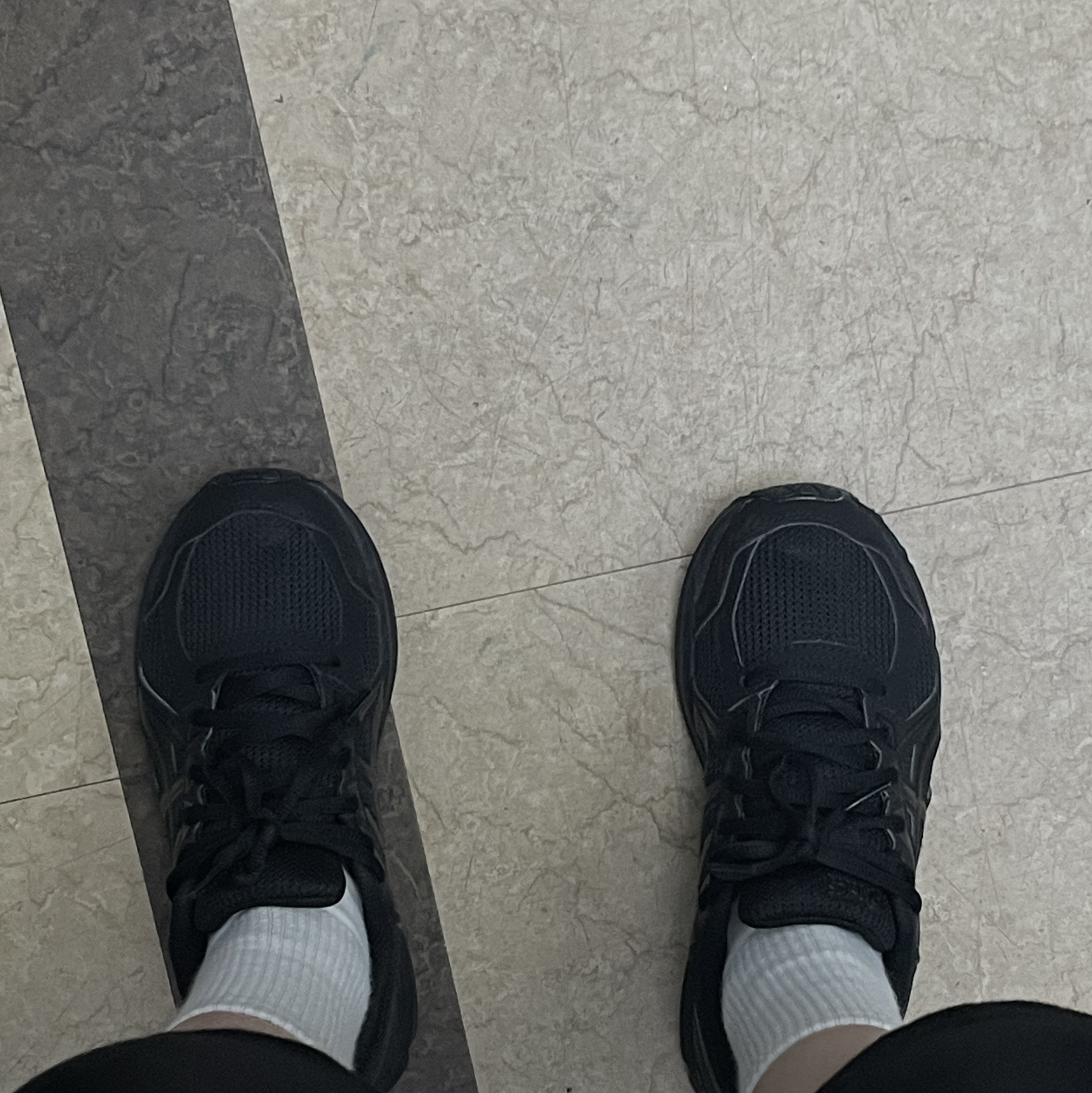 Asics Jog 100 2 Black 착용 스타일 - 5