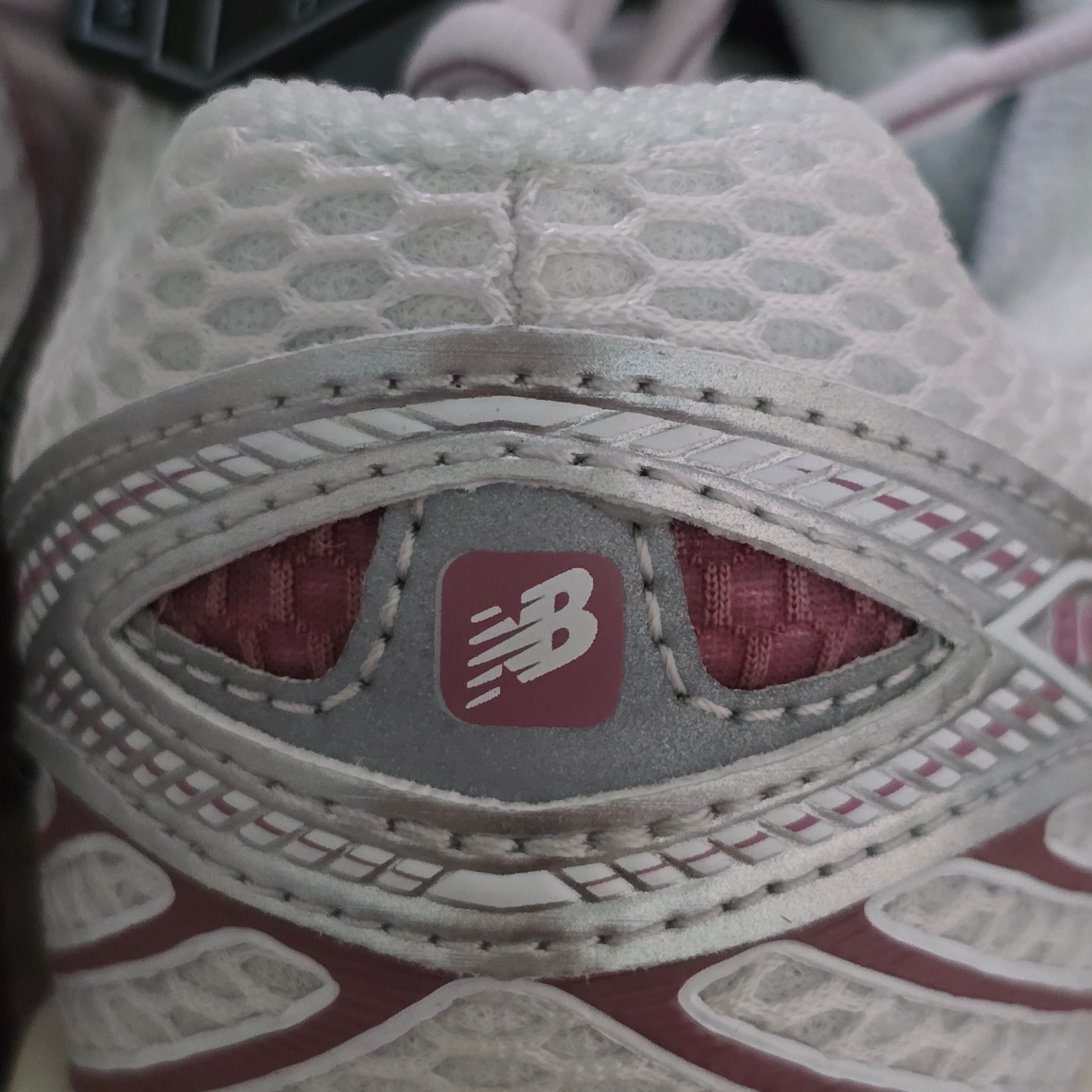 New Balance 860v2 Rosewood Metallic Silver 착용 스타일 - 2