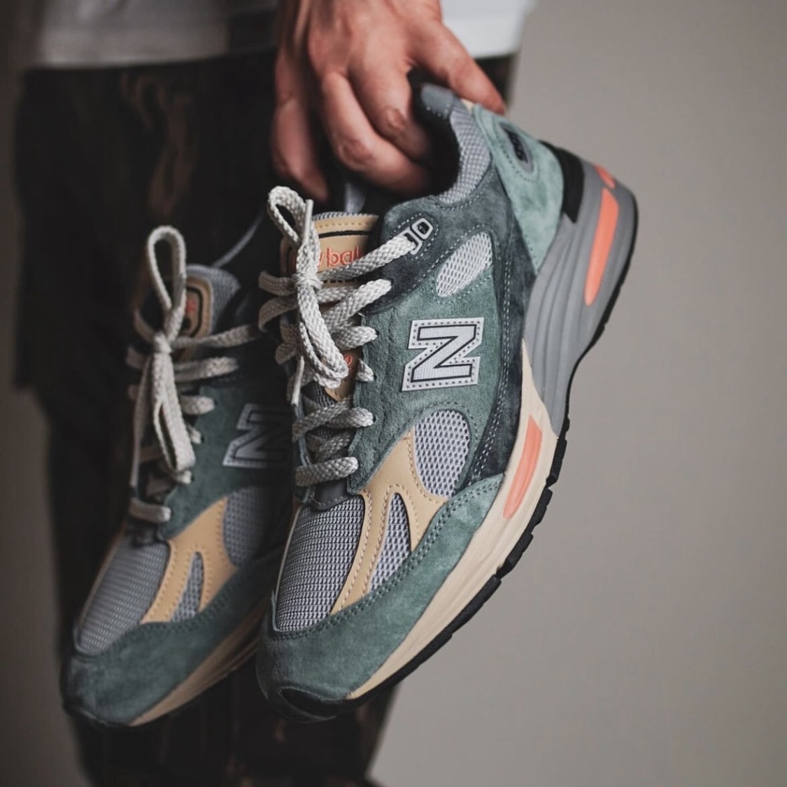 New Balance 991v2 Made in UK Blue Silver 착용 스타일 - 1
