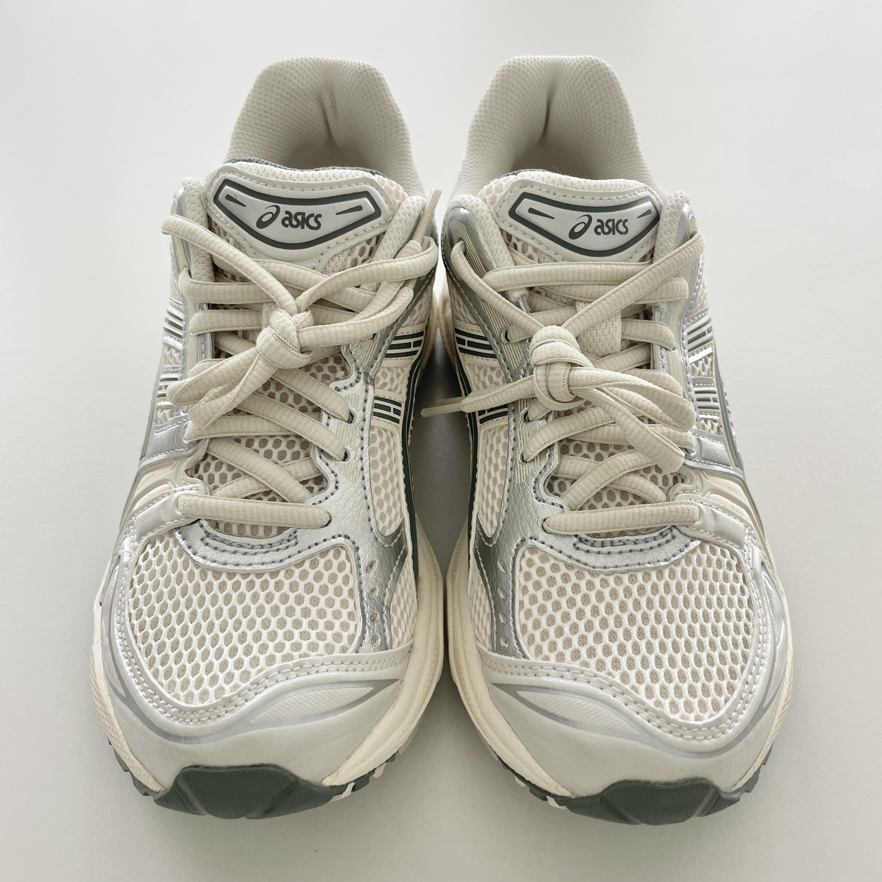 Asics Gel-Kayano 14 Birch Dark Pewter 착용 스타일 - 2