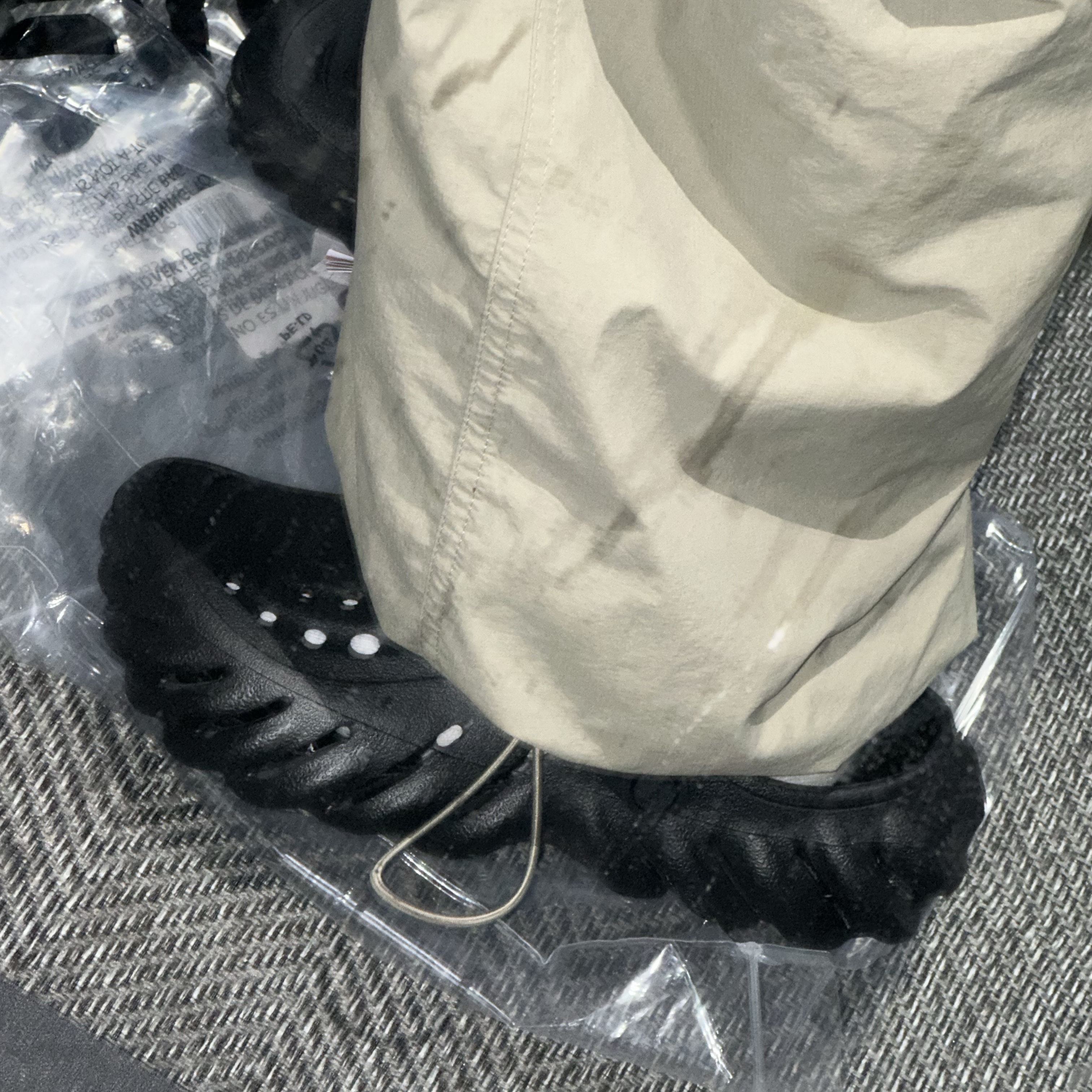 Crocs Echo Clog Black 착용 스타일 - 2