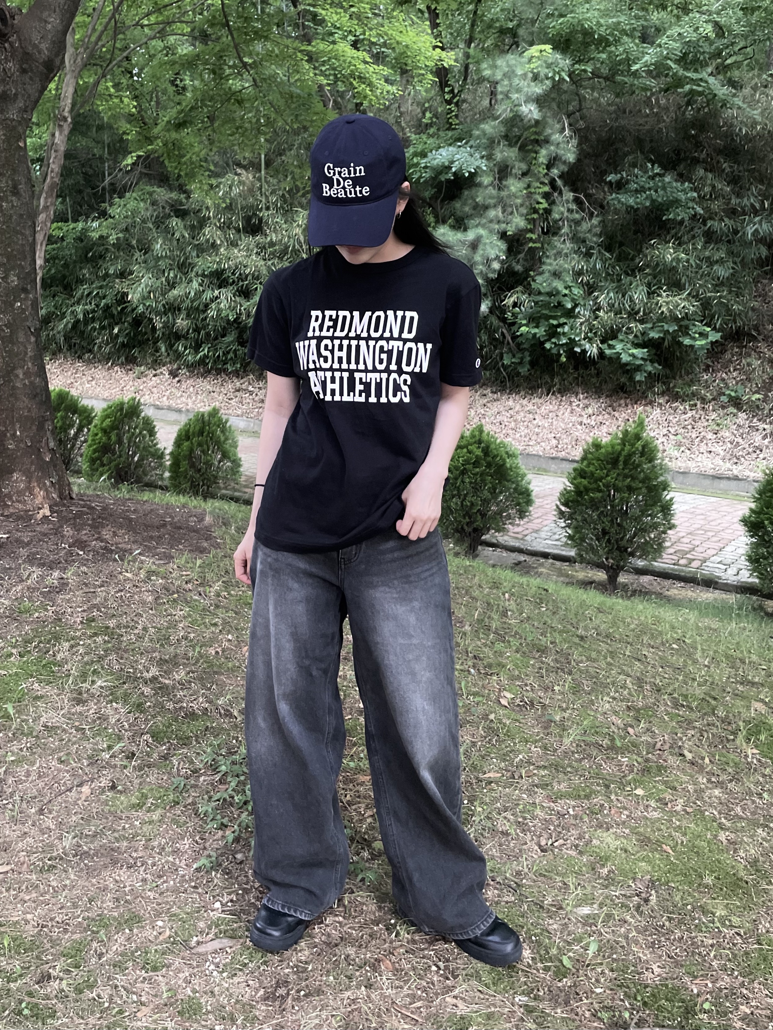 (W) Nike Air Force 1 '07 Low Triple Black, Champion x Thisisneverthat Track Team T-Shirt Normal Navy 착용 스타일 - 1