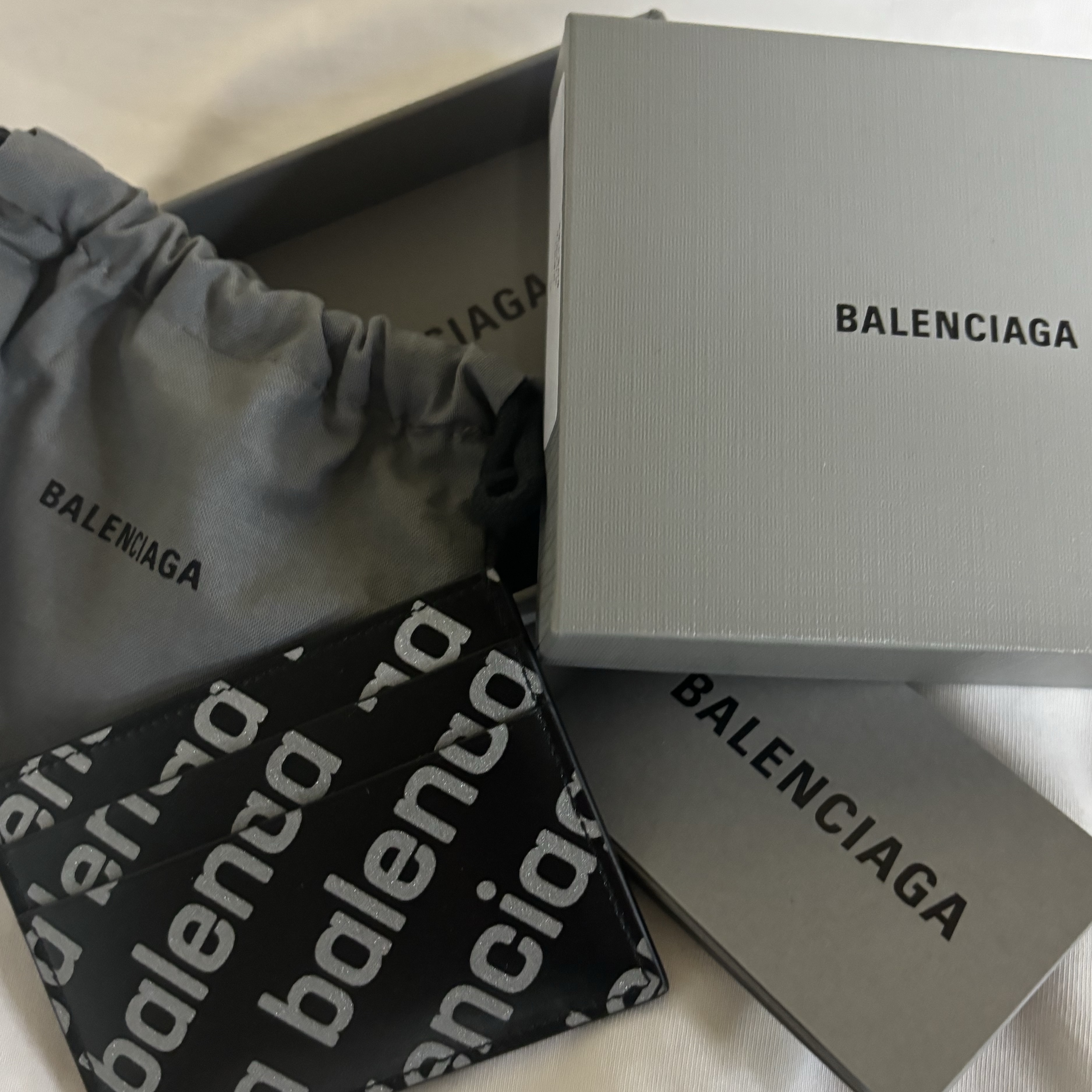 Balenciaga Reflective Allover Logo Print Cash Card Holder Black 착용 스타일