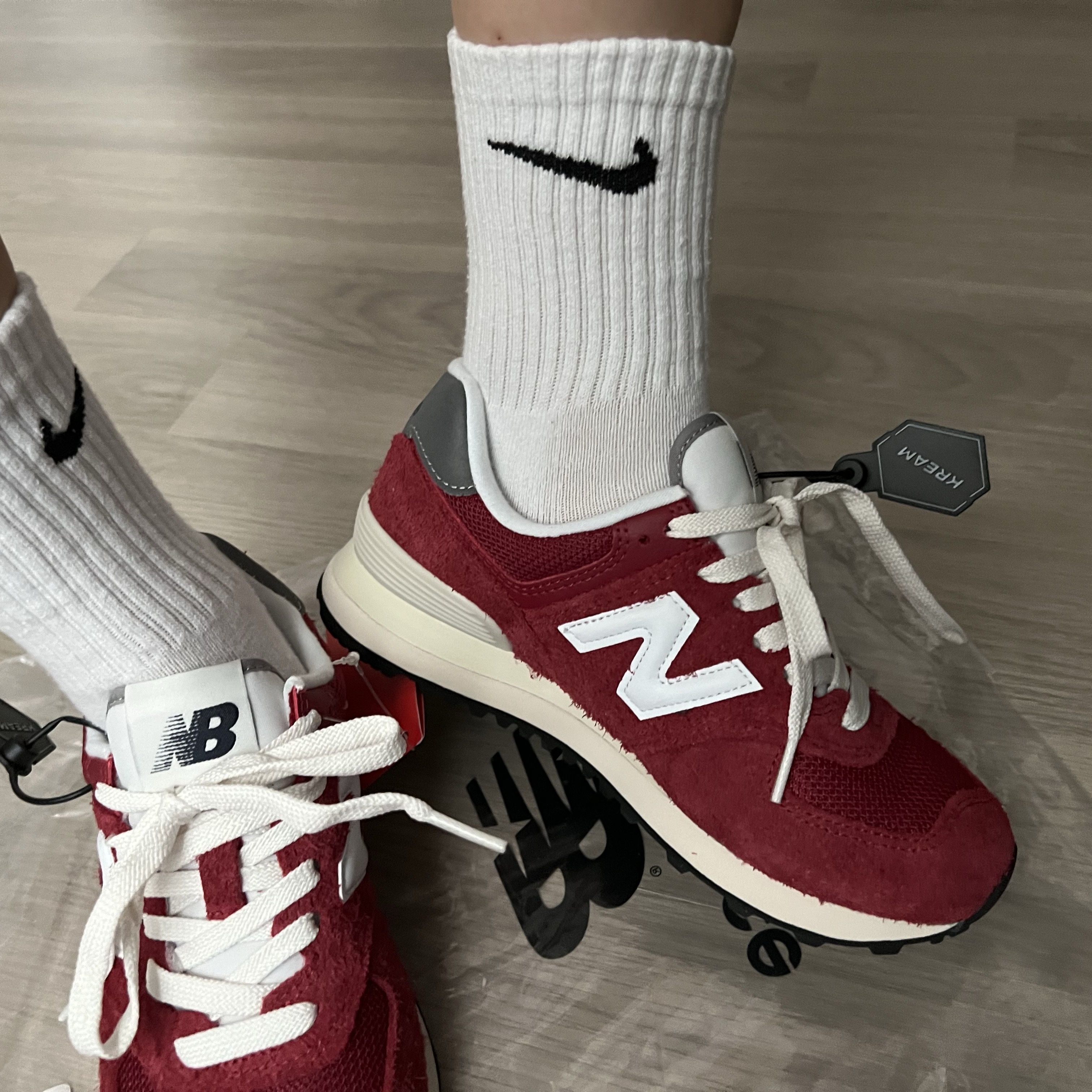 New Balance 574 Heritage Red 착용 스타일 - 2