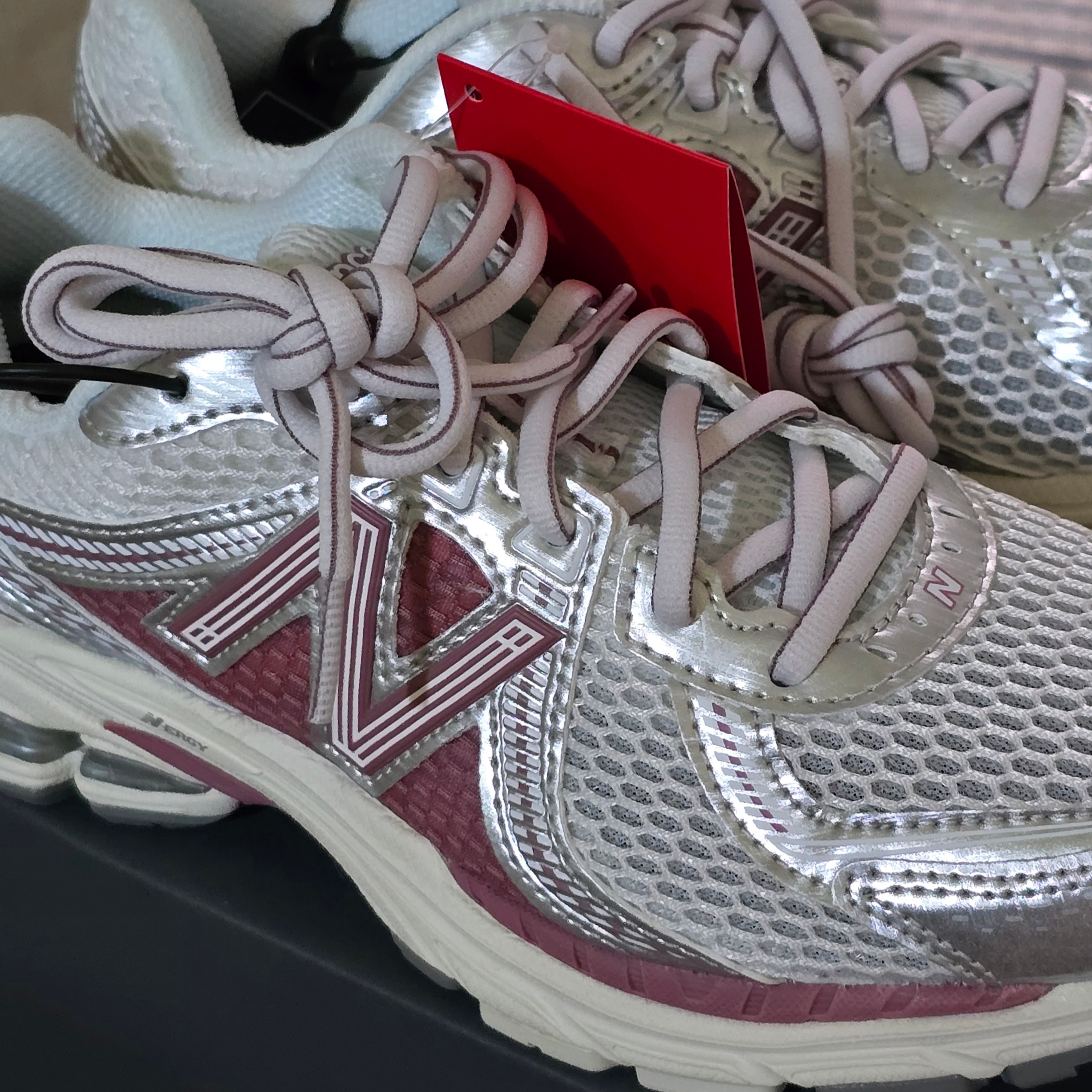 New Balance 860v2 Rosewood Metallic Silver 착용 스타일 - 1