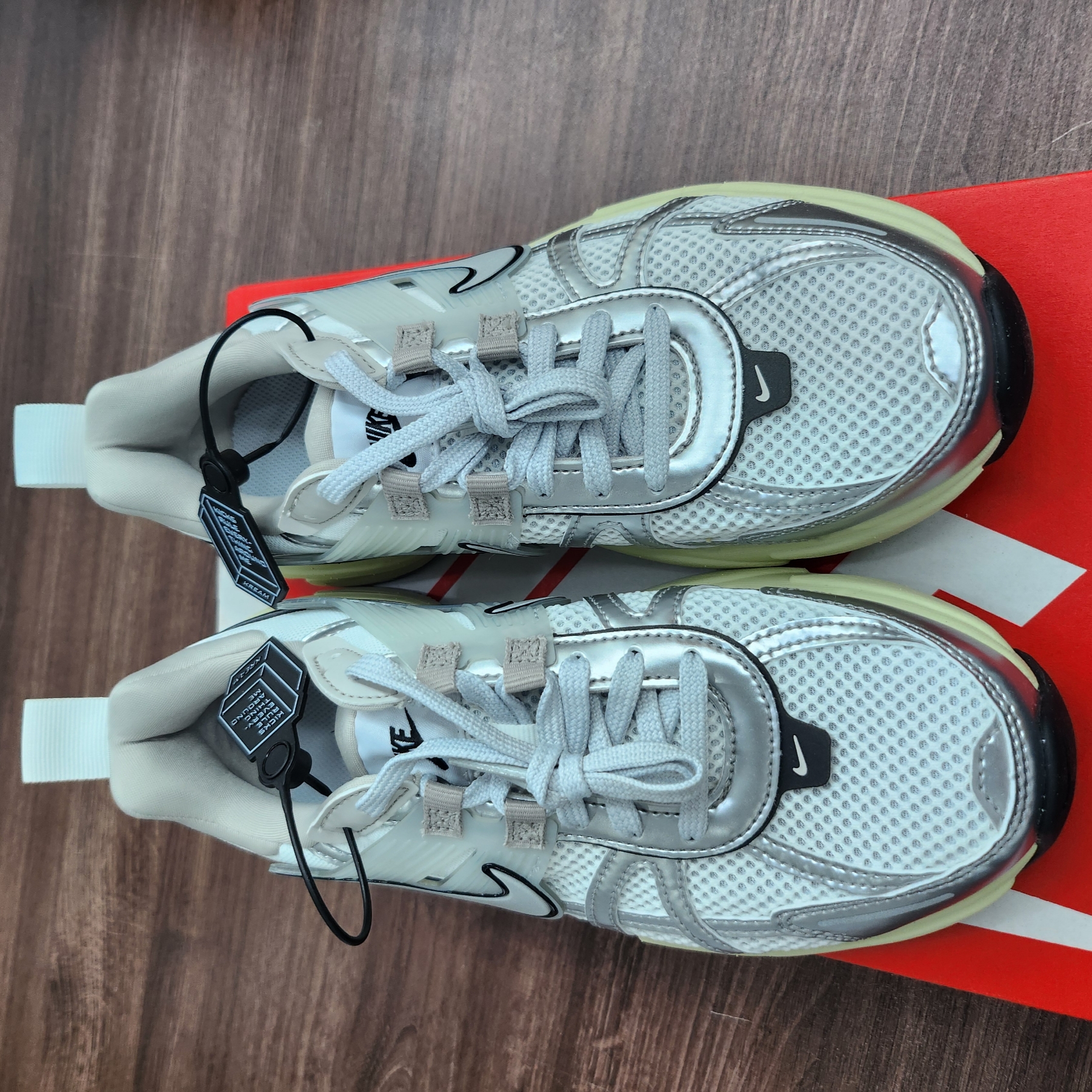 Nike V2K Run Summit White Metallic Silver 착용 스타일 - 1