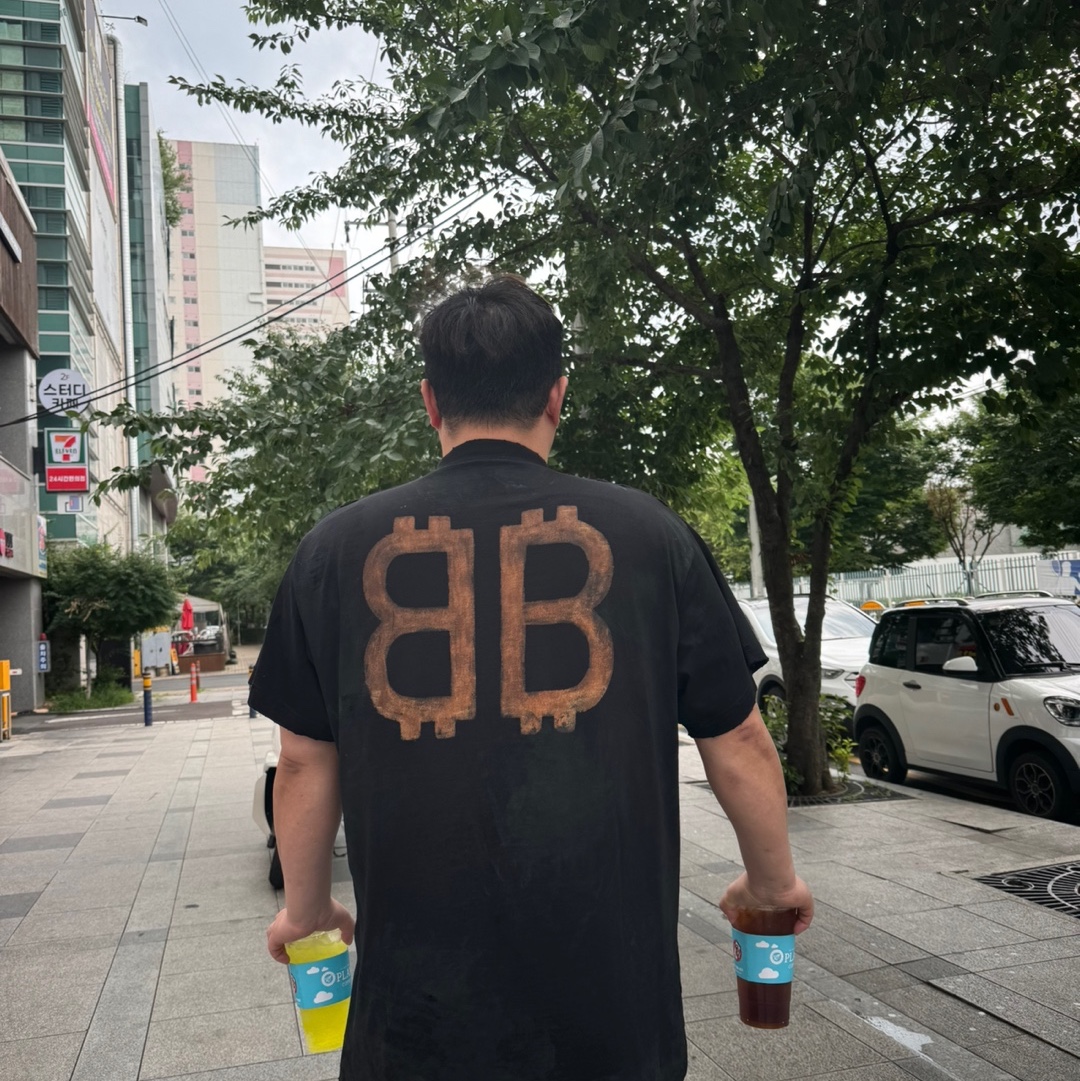 Balenciaga Oversized Crypto T-Shirt Faded Black 착용 스타일