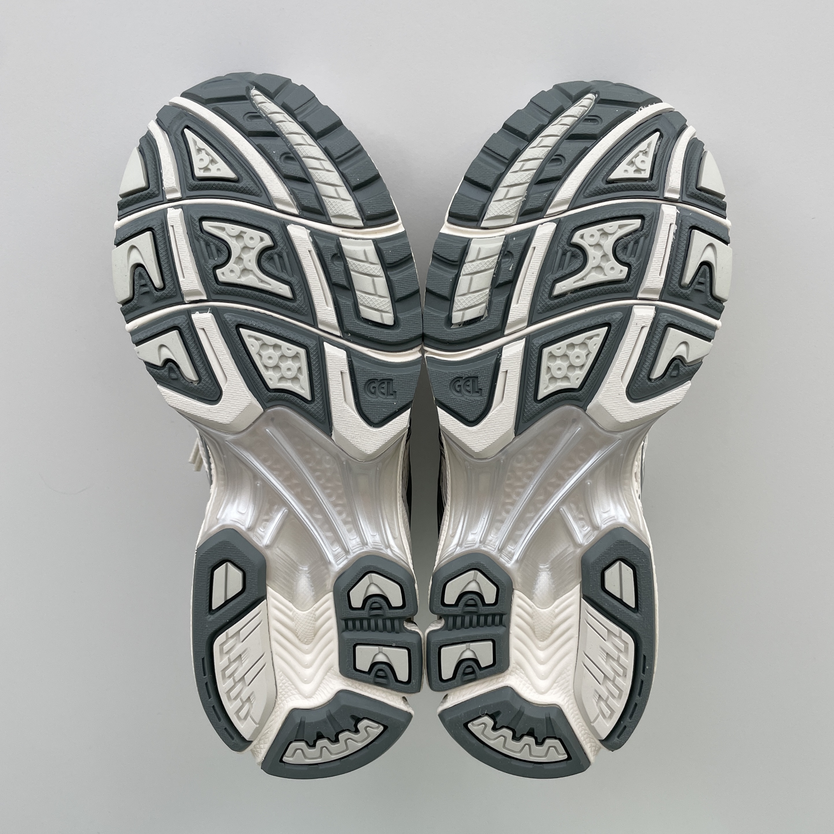 Asics Gel-Kayano 14 Birch Dark Pewter 착용 스타일 - 8