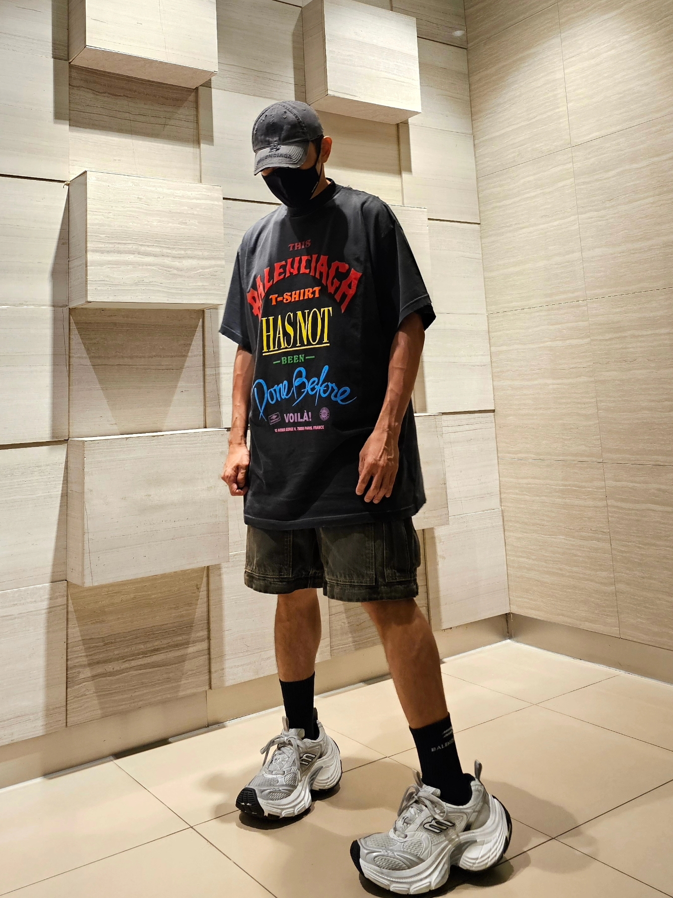 Balenciaga Not Been Done Oversized Vintage Jersey T-Shirt Black, Balenciaga Cargo Pants in Black 착용 스타일 - 6